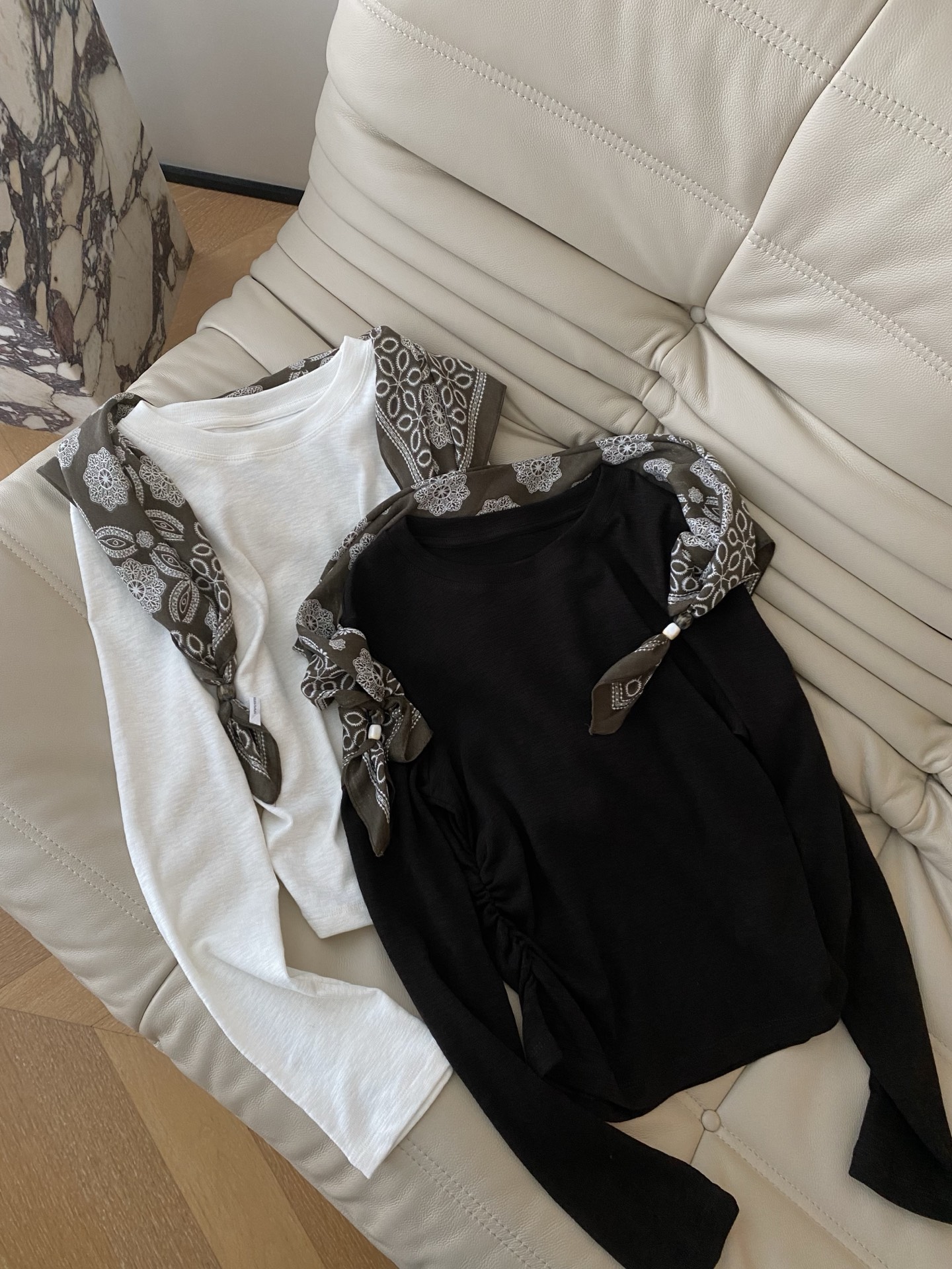 25。F秋冬 圆领长袖披肩两件套打底外穿T恤 这件属于内搭基础不挑 单穿也很好看 带有弹力简洁的圆领版型