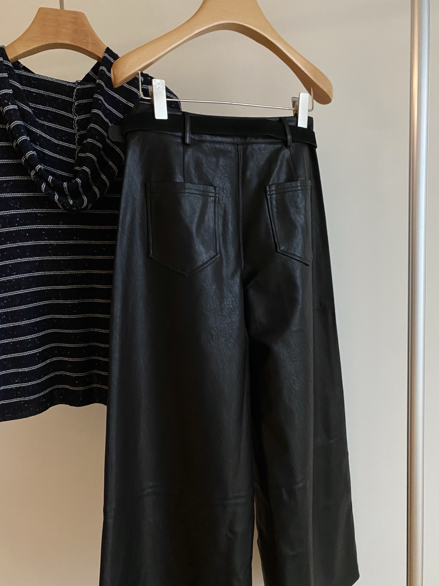 25。F秋冬 条纹垂坠感廓形连帽 大身条纹点点调色纱线超有层次美感 减龄时髦 衣身设计宽松随性 松而不垮