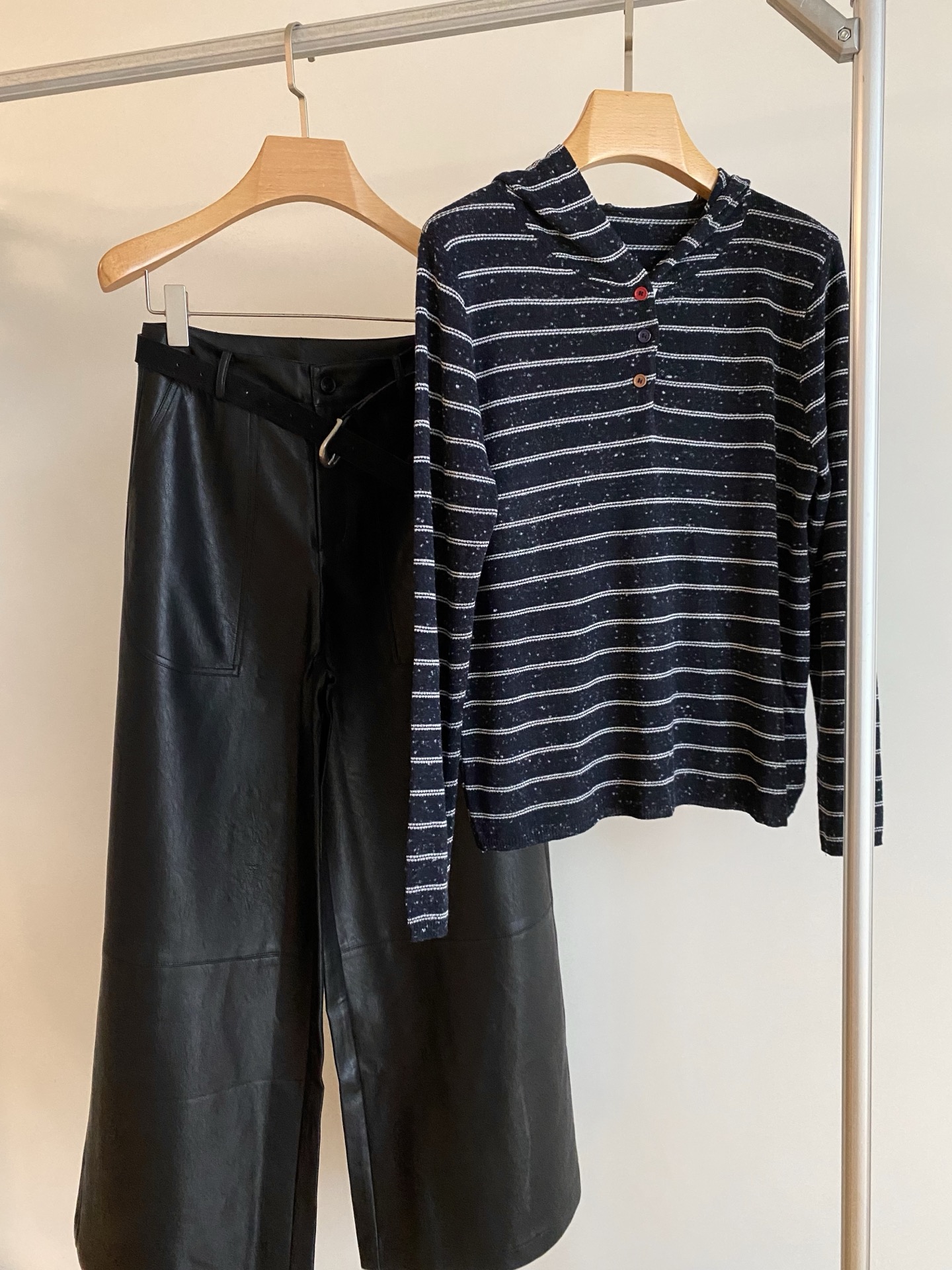 25。F秋冬 条纹垂坠感廓形连帽 大身条纹点点调色纱线超有层次美感 减龄时髦 衣身设计宽松随性 松而不垮