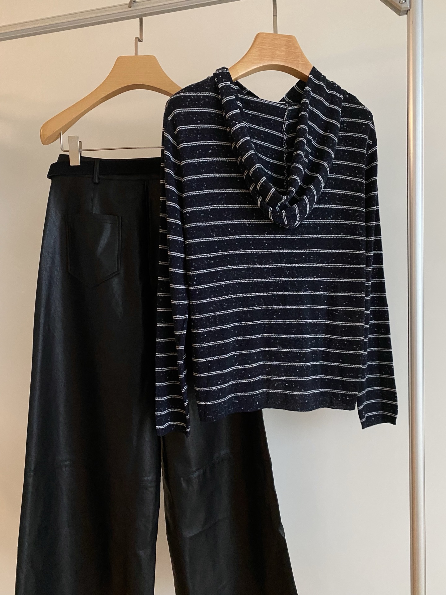 25。F秋冬 条纹垂坠感廓形连帽 大身条纹点点调色纱线超有层次美感 减龄时髦 衣身设计宽松随性 松而不垮