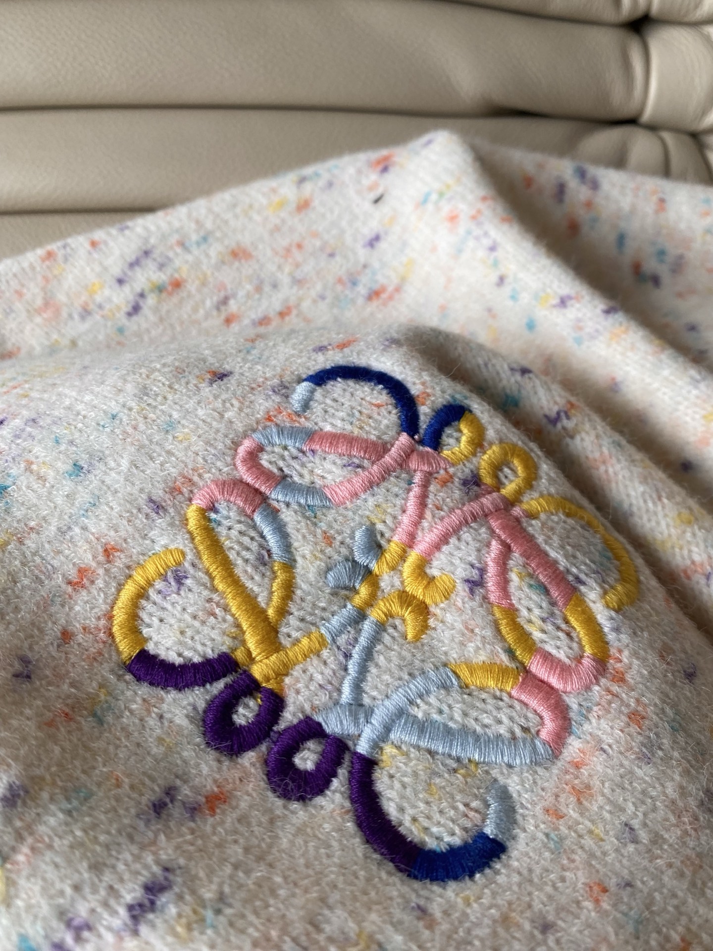 25。F秋冬 罗意威V领宽松版开衫毛衣 羊毛棉混纺针织面料 富有细腻的肌理质感 含有适度的垂感 V领落肩