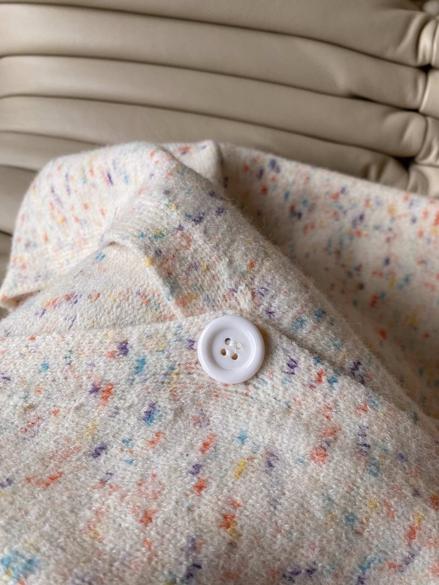 25。F秋冬 罗意威V领宽松版开衫毛衣 羊毛棉混纺针织面料 富有细腻的肌理质感 含有适度的垂感 V领落肩