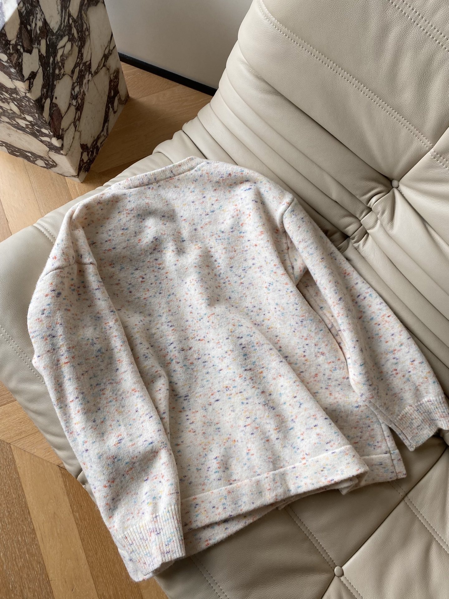 25。F秋冬 罗意威V领宽松版开衫毛衣 羊毛棉混纺针织面料 富有细腻的肌理质感 含有适度的垂感 V领落肩