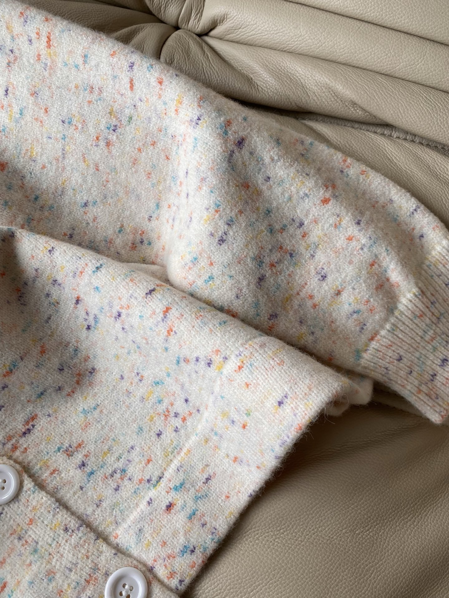 25。F秋冬 罗意威V领宽松版开衫毛衣 羊毛棉混纺针织面料 富有细腻的肌理质感 含有适度的垂感 V领落肩