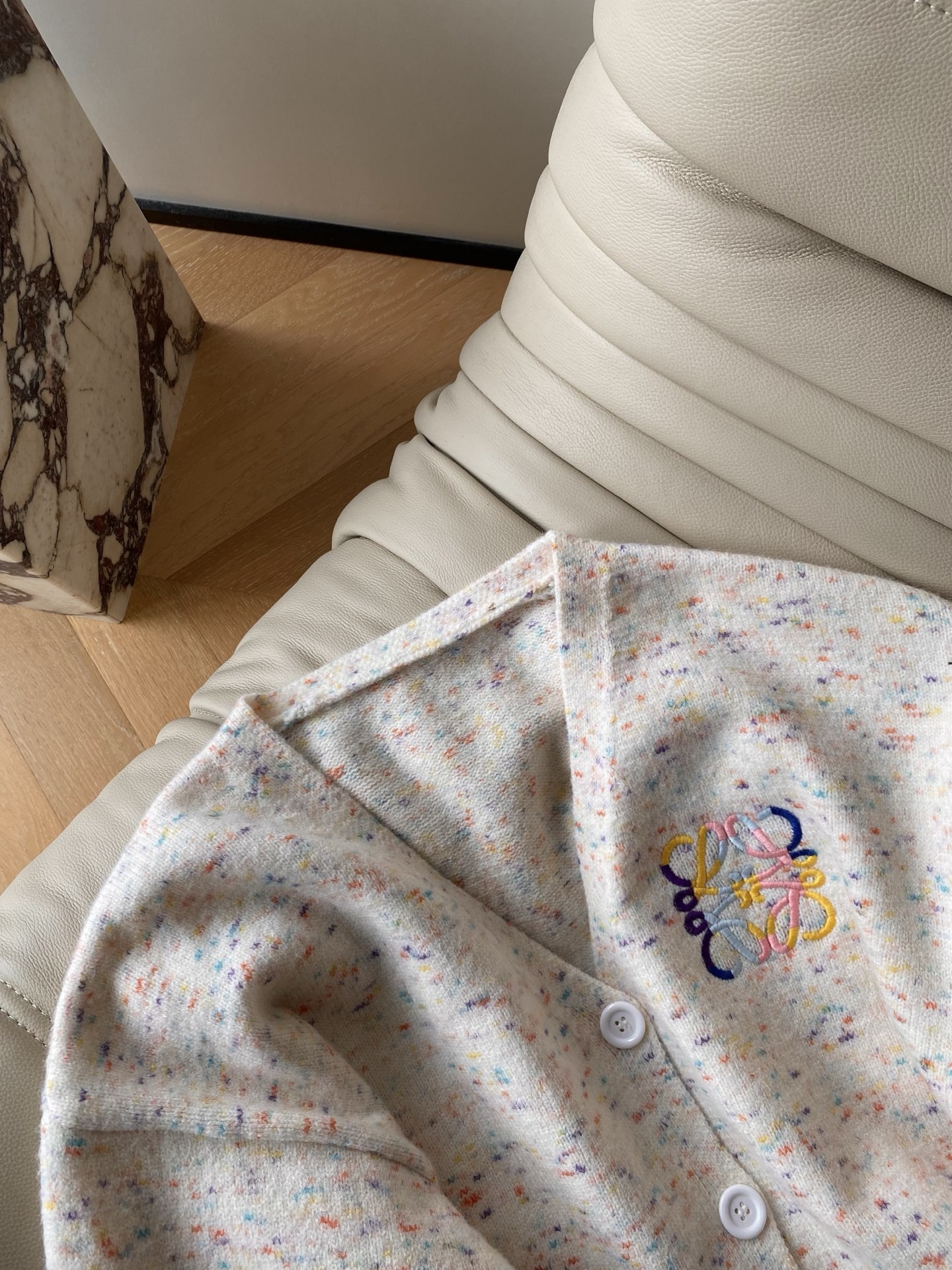 25。F秋冬 罗意威V领宽松版开衫毛衣 羊毛棉混纺针织面料 富有细腻的肌理质感 含有适度的垂感 V领落肩