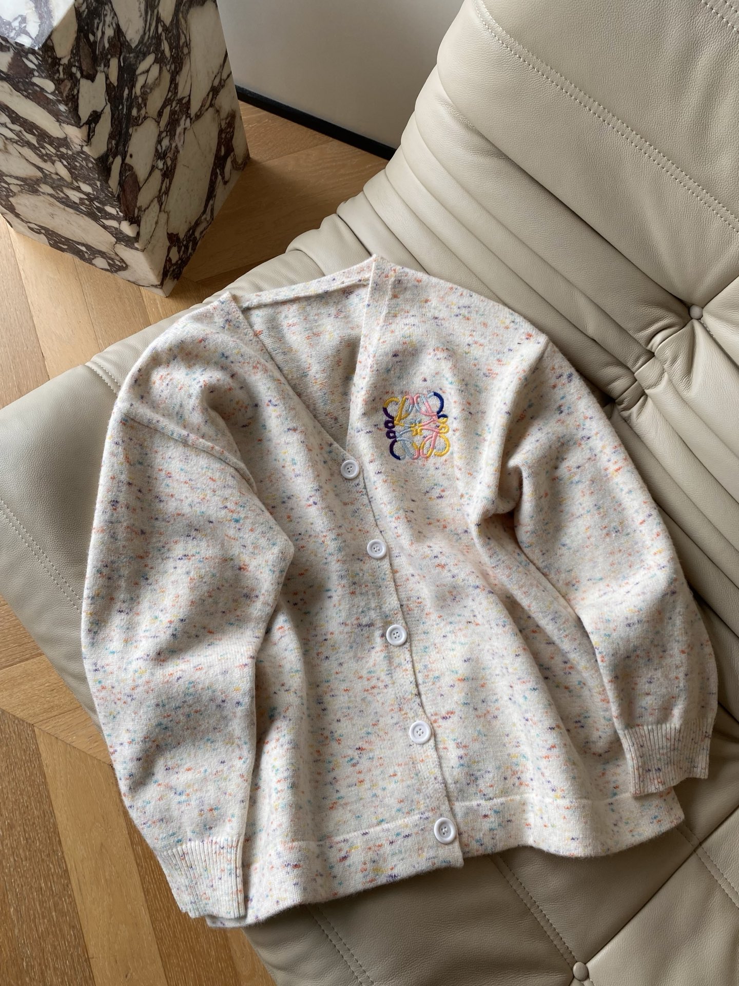 25。F秋冬 罗意威V领宽松版开衫毛衣 羊毛棉混纺针织面料 富有细腻的肌理质感 含有适度的垂感 V领落肩