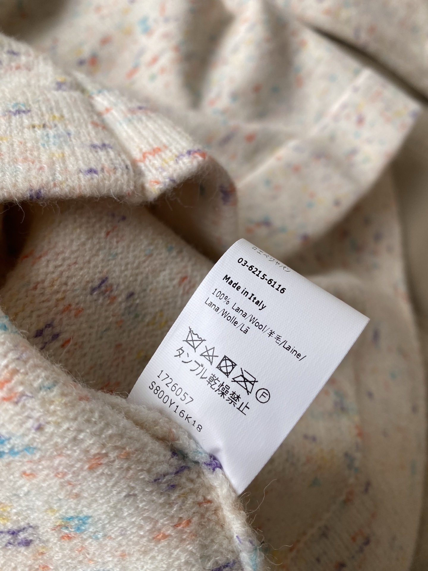 25。F秋冬 罗意威V领宽松版开衫毛衣 羊毛棉混纺针织面料 富有细腻的肌理质感 含有适度的垂感 V领落肩