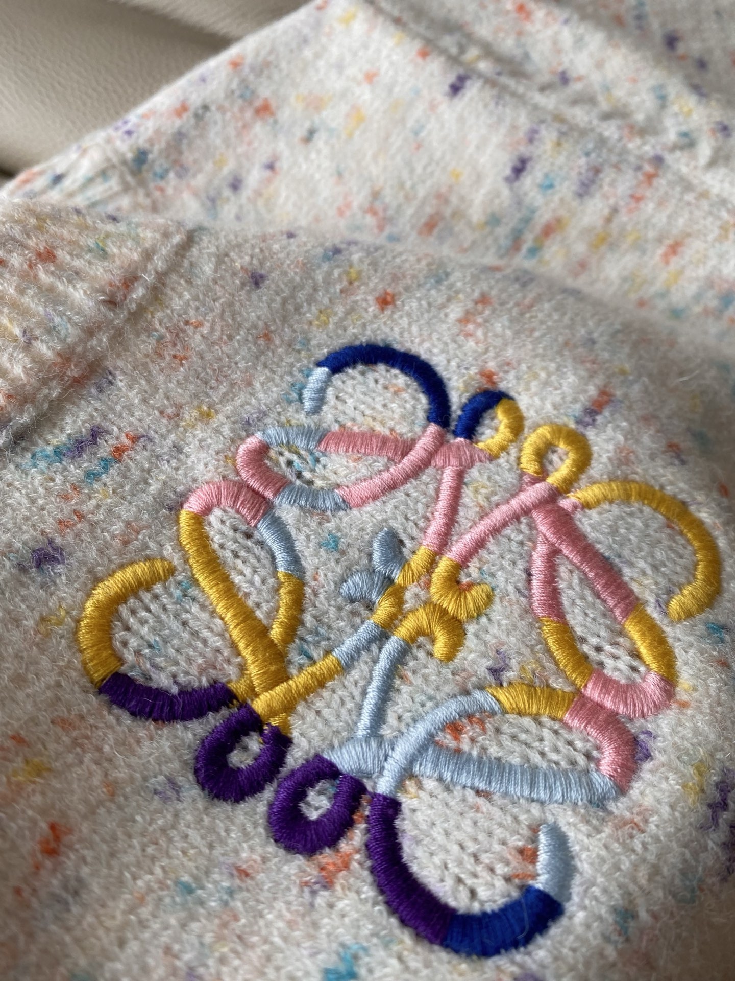 25。F秋冬 罗意威短款短袖毛衣 采用羊毛纱线混纺纱线材质高级挑色毛配上胸前撞色logo刺绣点缀非常有创