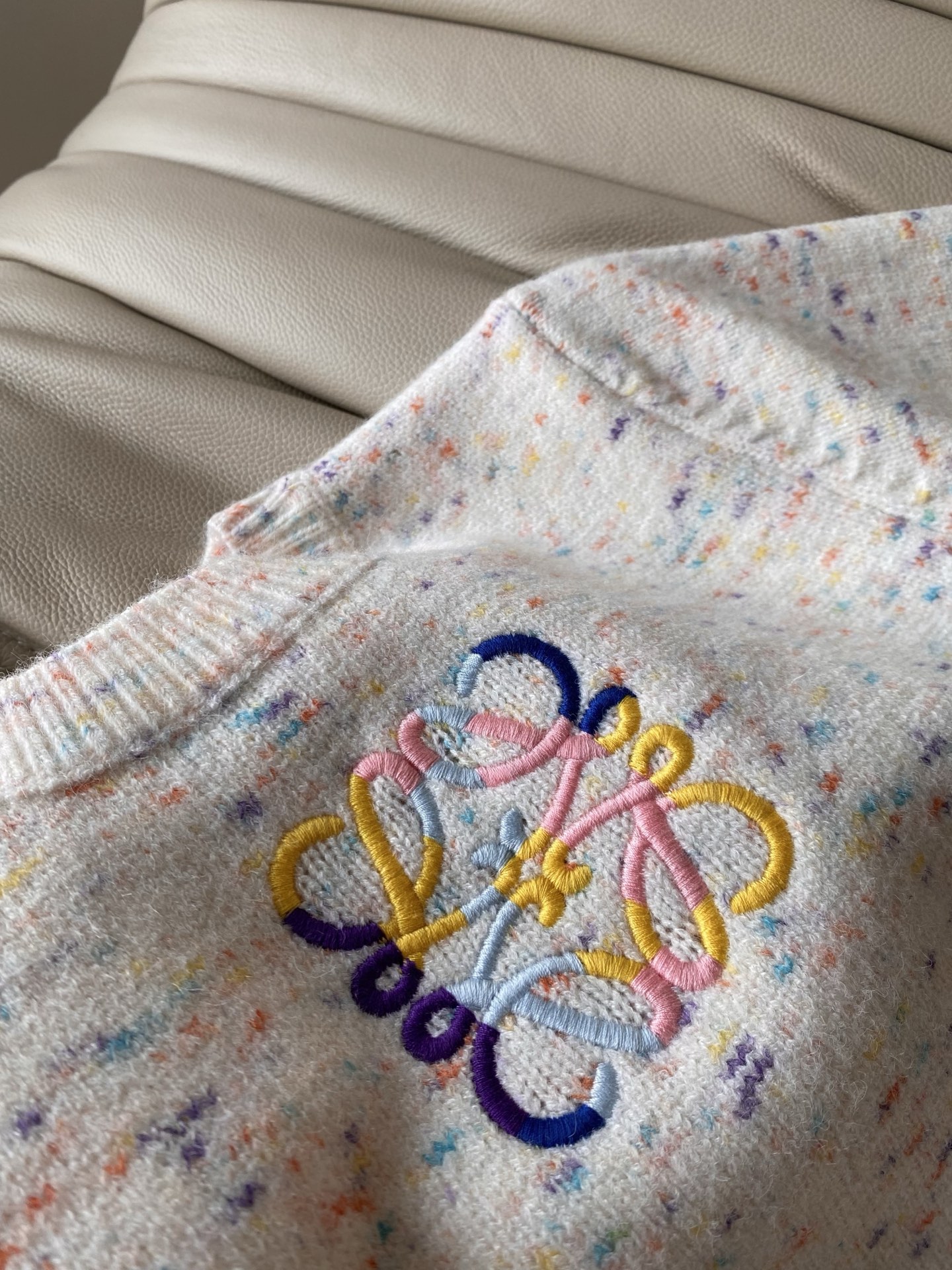 25。F秋冬 罗意威短款短袖毛衣 采用羊毛纱线混纺纱线材质高级挑色毛配上胸前撞色logo刺绣点缀非常有创