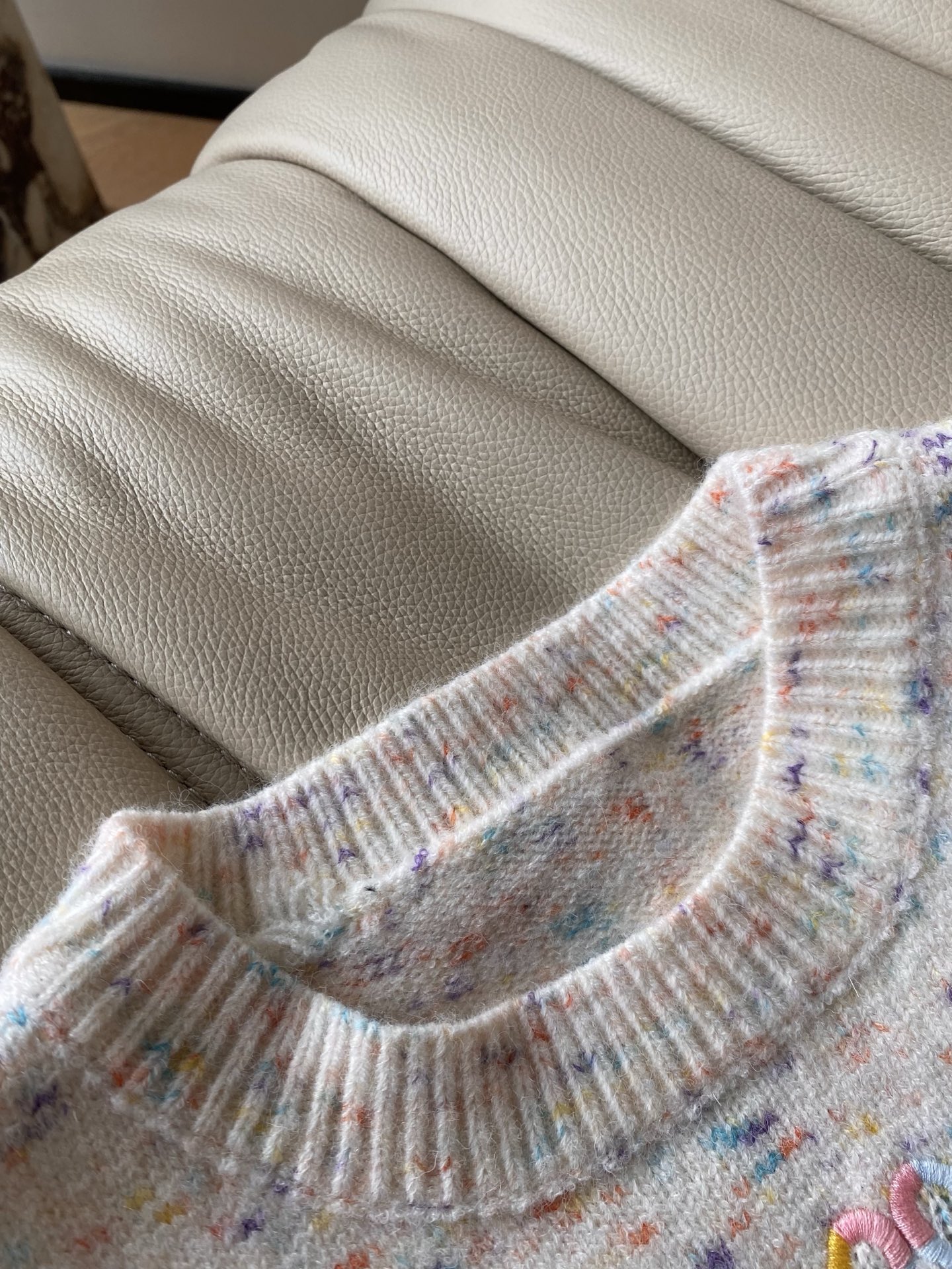 25。F秋冬 罗意威短款短袖毛衣 采用羊毛纱线混纺纱线材质高级挑色毛配上胸前撞色logo刺绣点缀非常有创