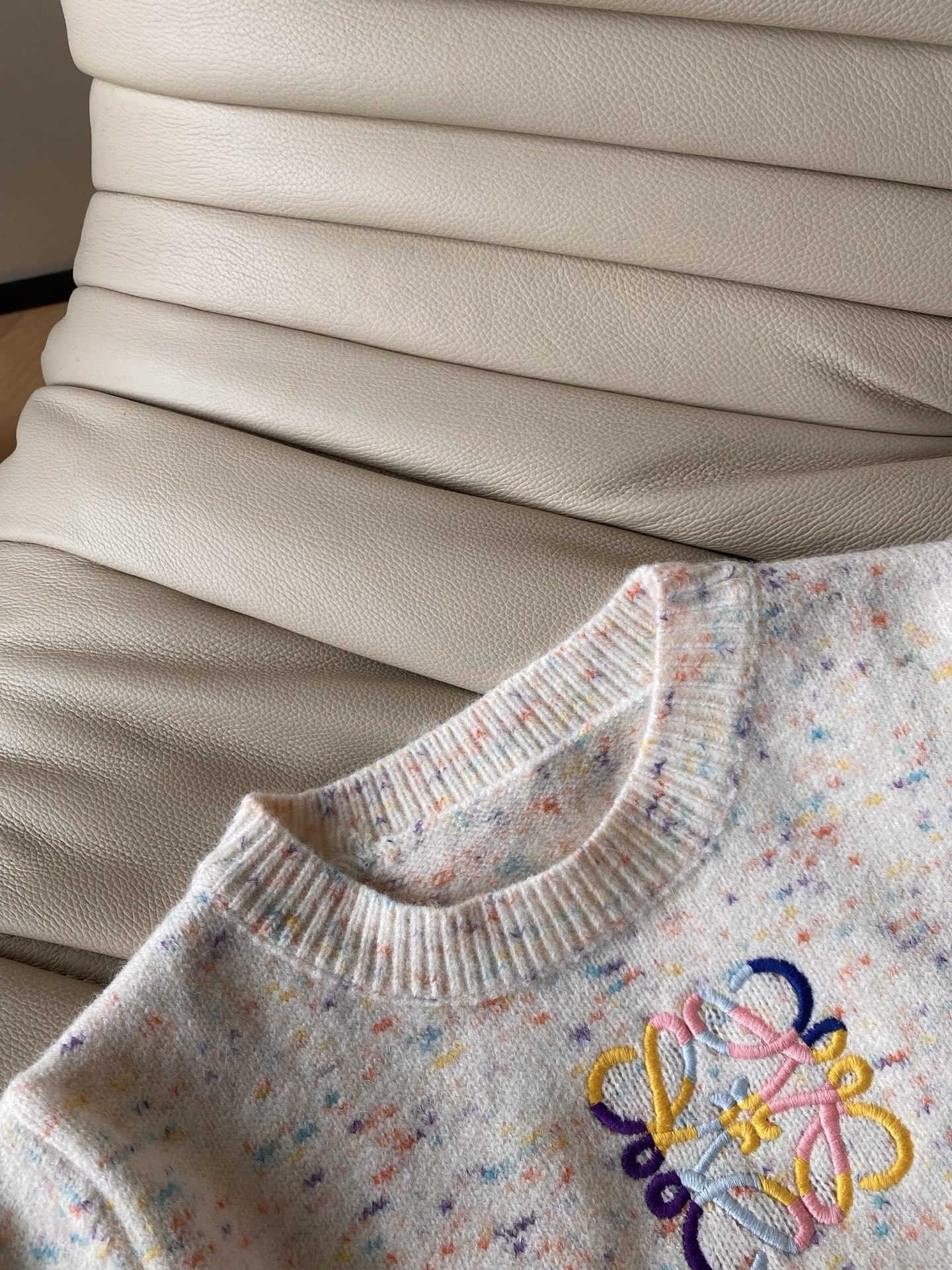 25。F秋冬 罗意威短款短袖毛衣 采用羊毛纱线混纺纱线材质高级挑色毛配上胸前撞色logo刺绣点缀非常有创