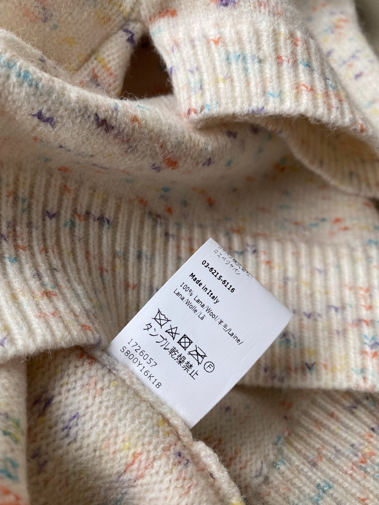 25。F秋冬 罗意威短款短袖毛衣 采用羊毛纱线混纺纱线材质高级挑色毛配上胸前撞色logo刺绣点缀非常有创