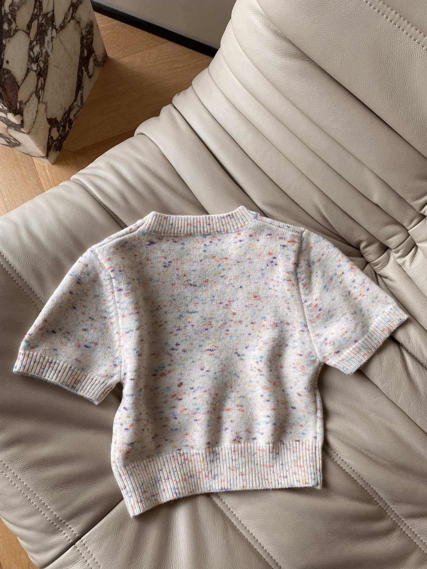 25。F秋冬 罗意威短款短袖毛衣 采用羊毛纱线混纺纱线材质高级挑色毛配上胸前撞色logo刺绣点缀非常有创