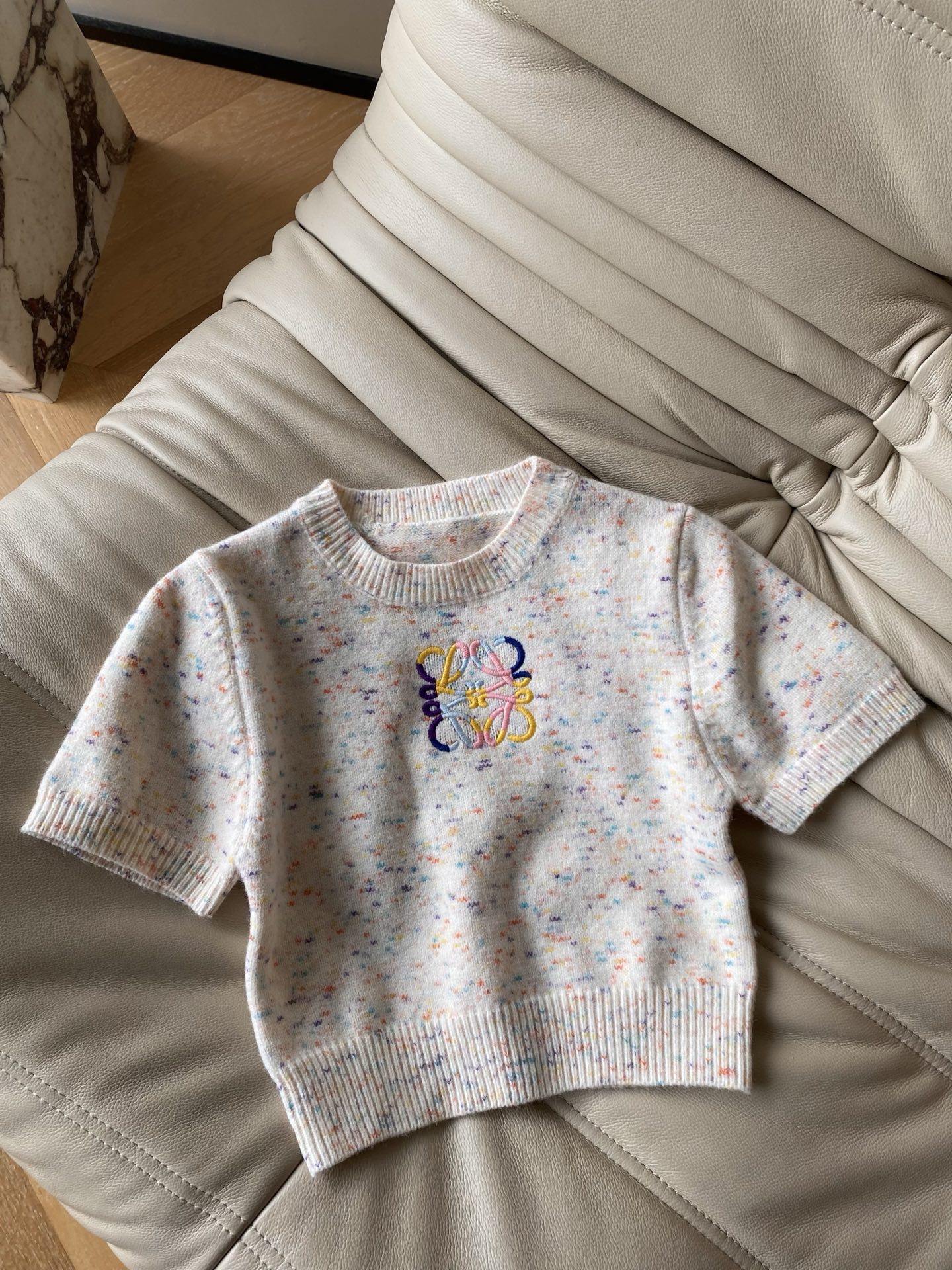 25。F秋冬 罗意威短款短袖毛衣 采用羊毛纱线混纺纱线材质高级挑色毛配上胸前撞色logo刺绣点缀非常有创