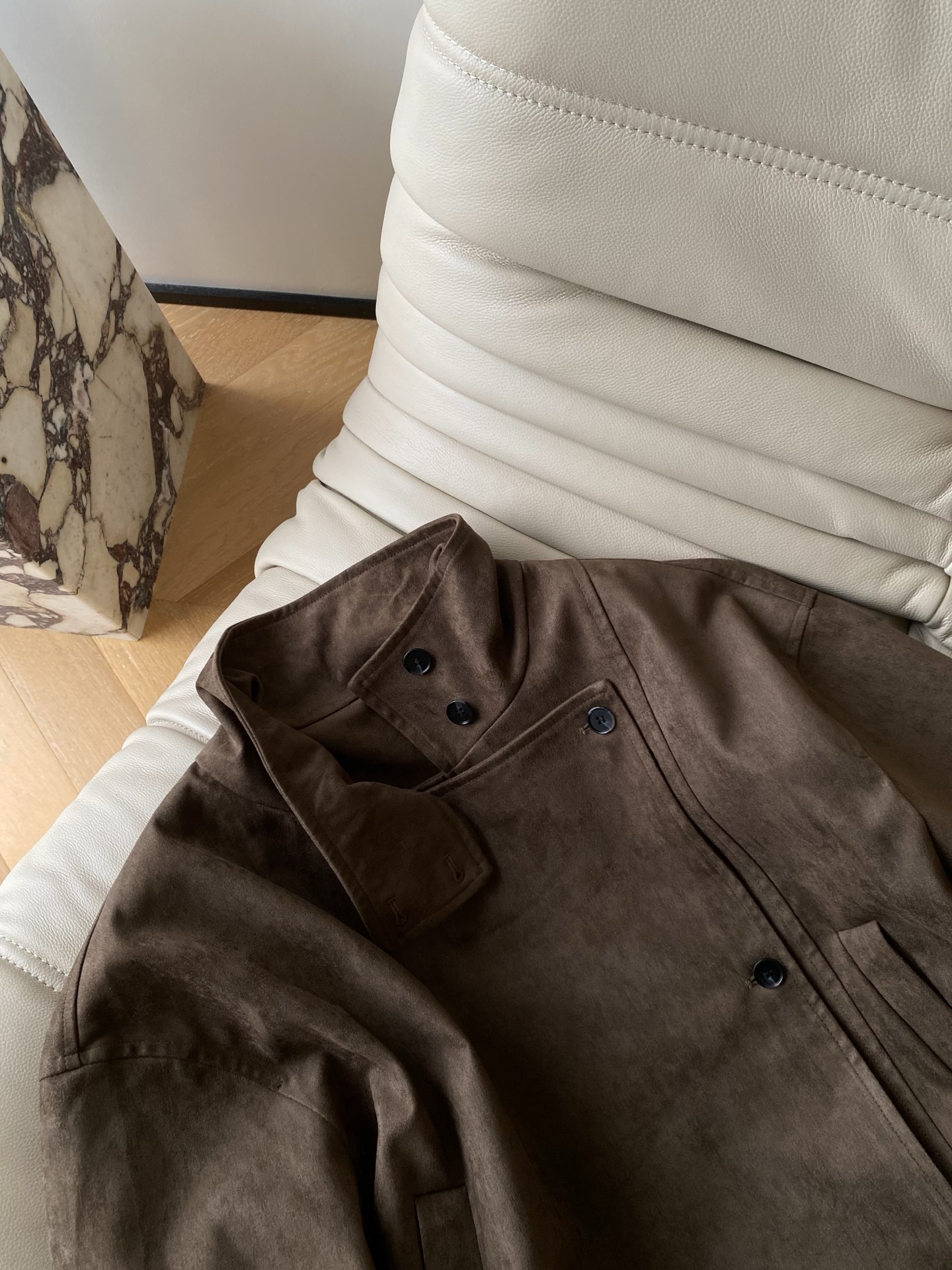 25。F秋冬 风衣款麂皮绒收腰外套 麂皮绒材质非常柔软 版型为可翻领立领两种穿法 复古风衣宽松版上身格调