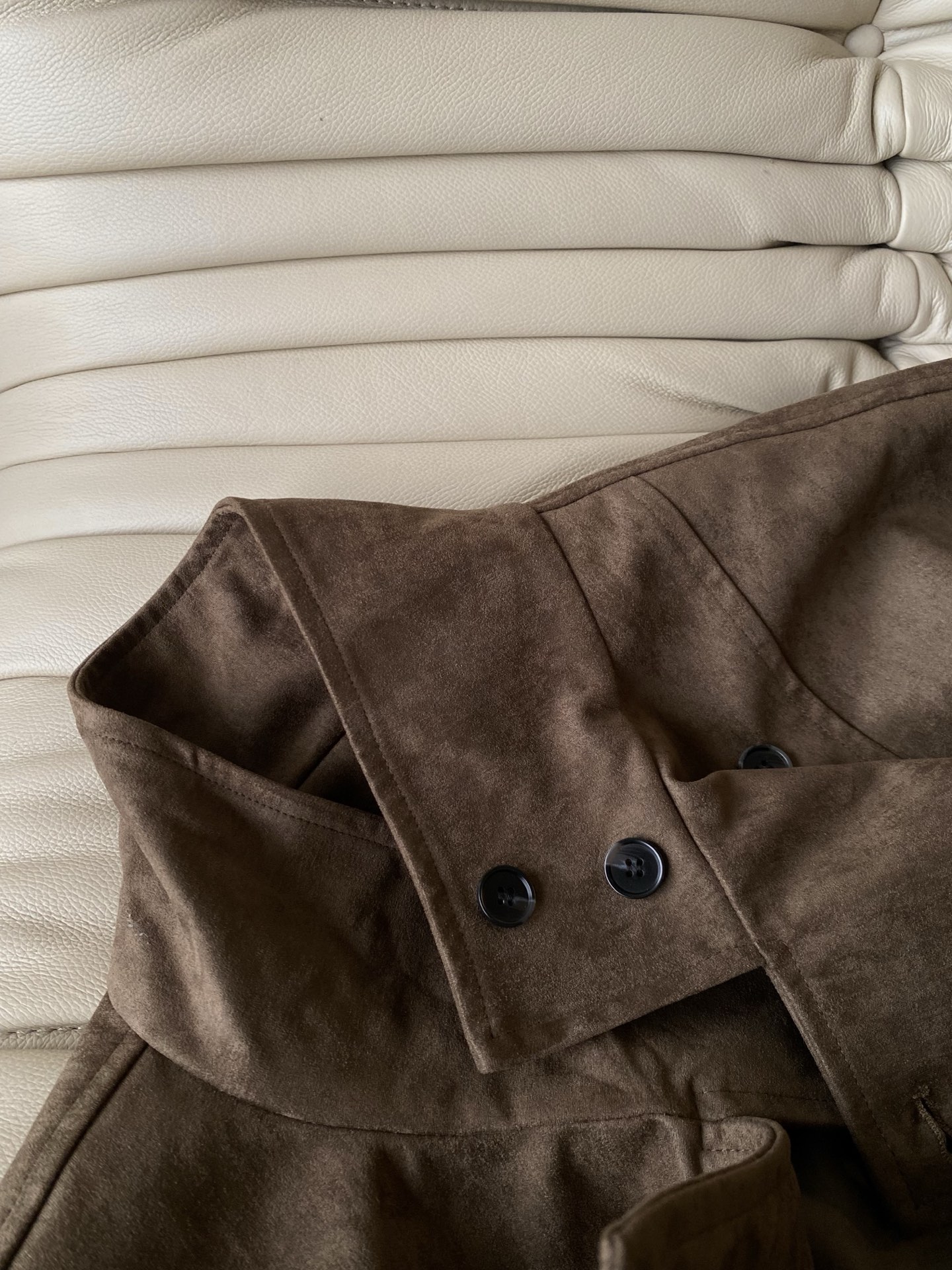 25。F秋冬 风衣款麂皮绒收腰外套 麂皮绒材质非常柔软 版型为可翻领立领两种穿法 复古风衣宽松版上身格调