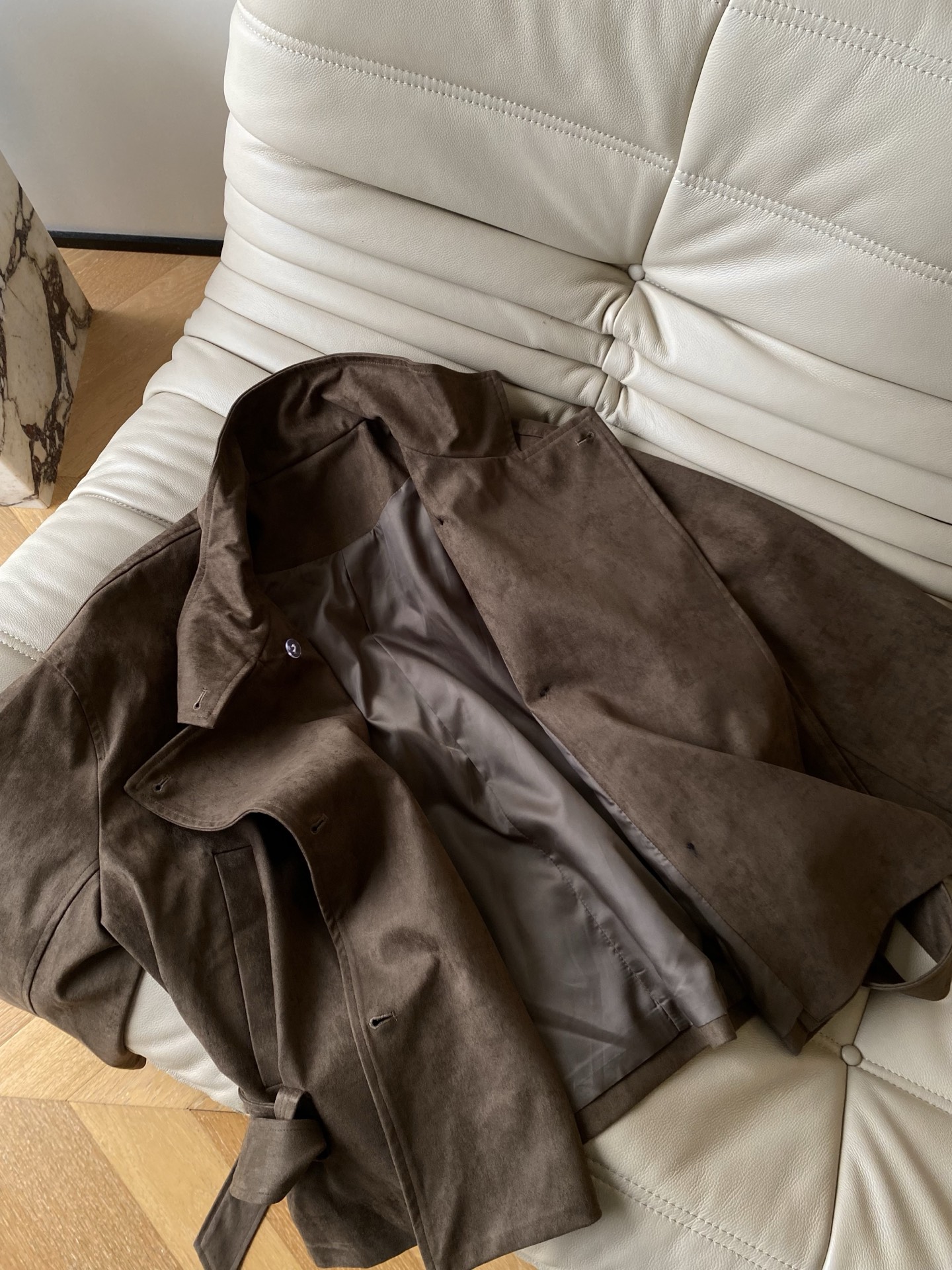 25。F秋冬 风衣款麂皮绒收腰外套 麂皮绒材质非常柔软 版型为可翻领立领两种穿法 复古风衣宽松版上身格调