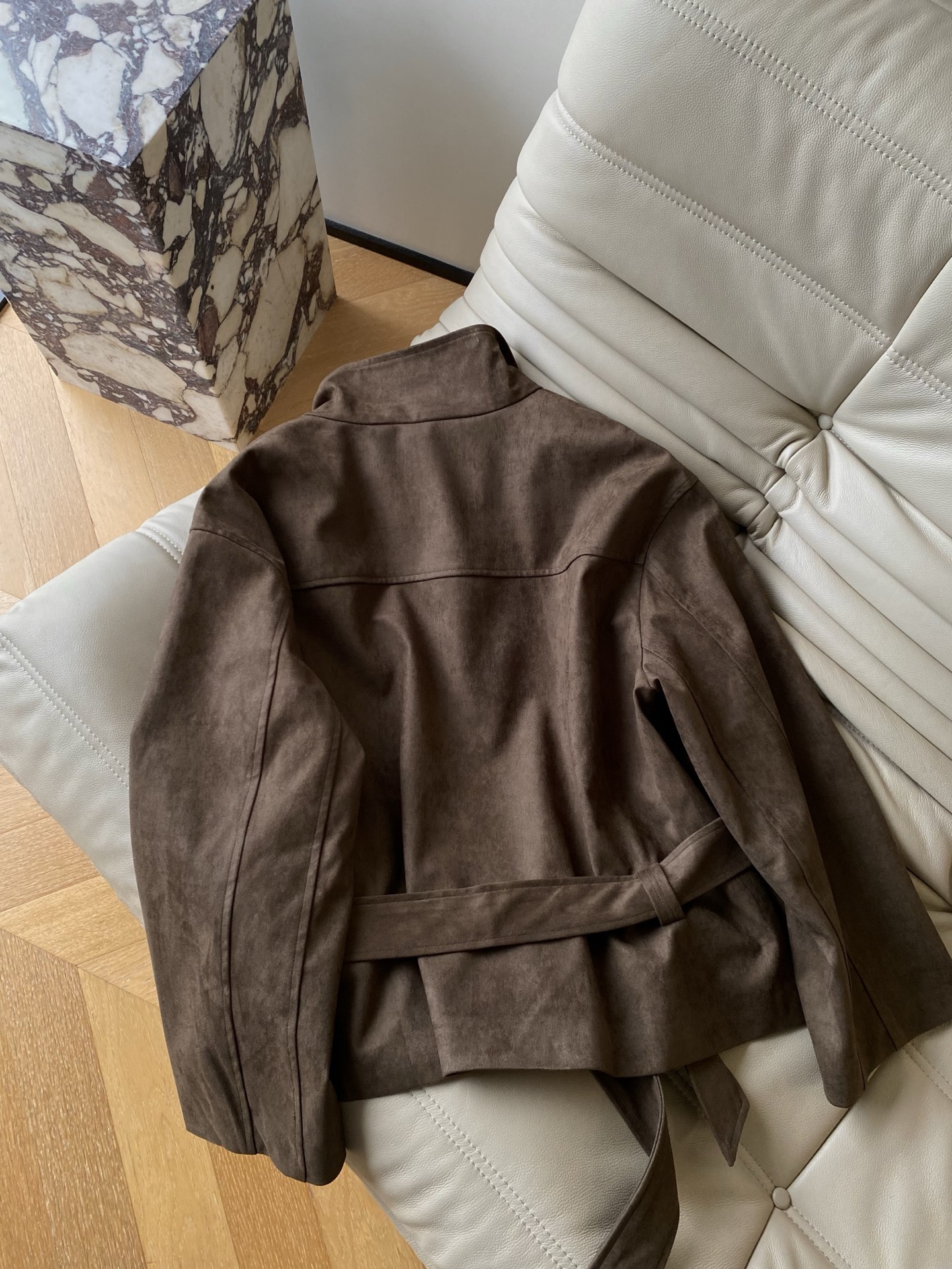 25。F秋冬 风衣款麂皮绒收腰外套 麂皮绒材质非常柔软 版型为可翻领立领两种穿法 复古风衣宽松版上身格调