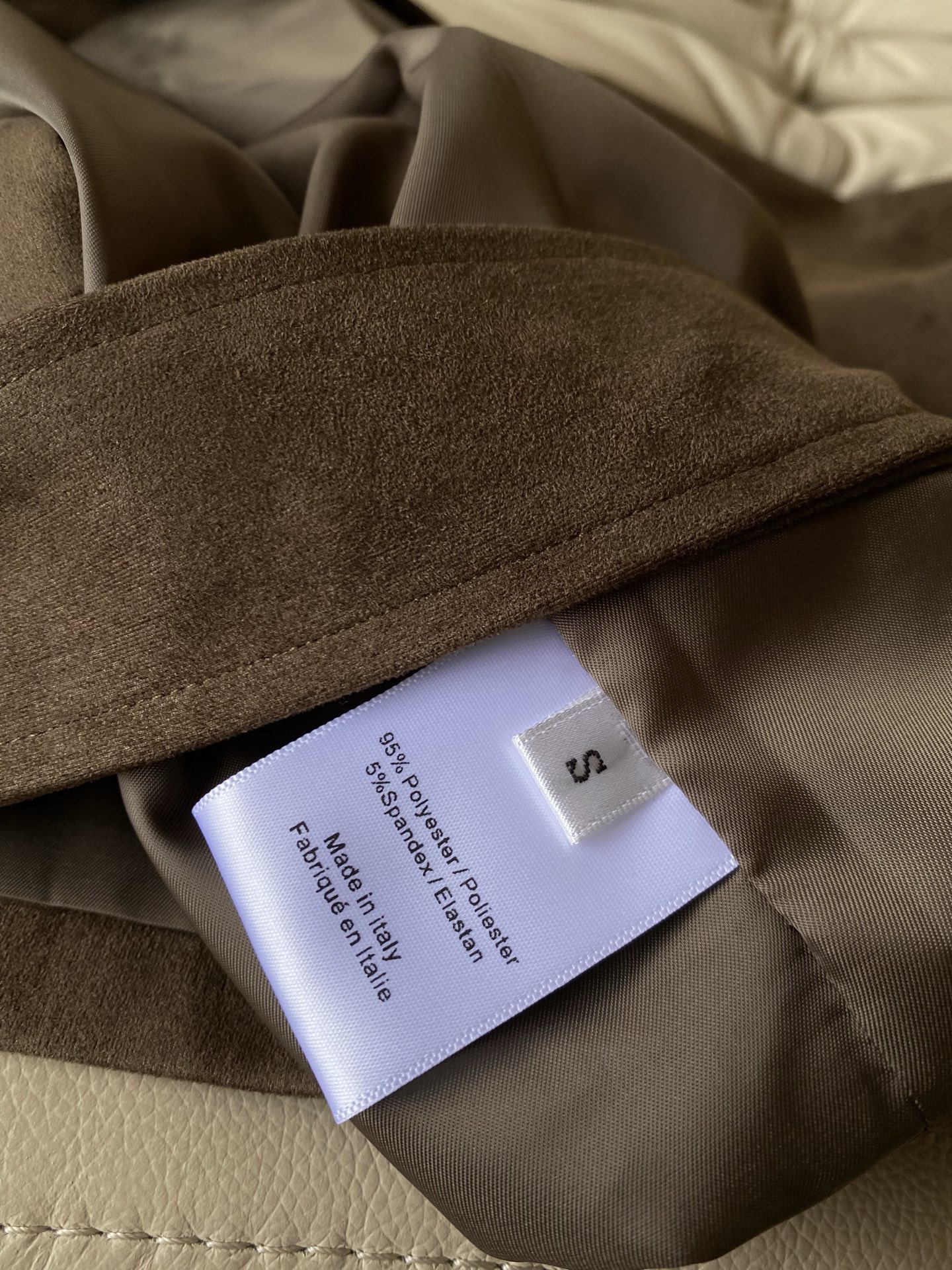 25。F秋冬 风衣款麂皮绒收腰外套 麂皮绒材质非常柔软 版型为可翻领立领两种穿法 复古风衣宽松版上身格调