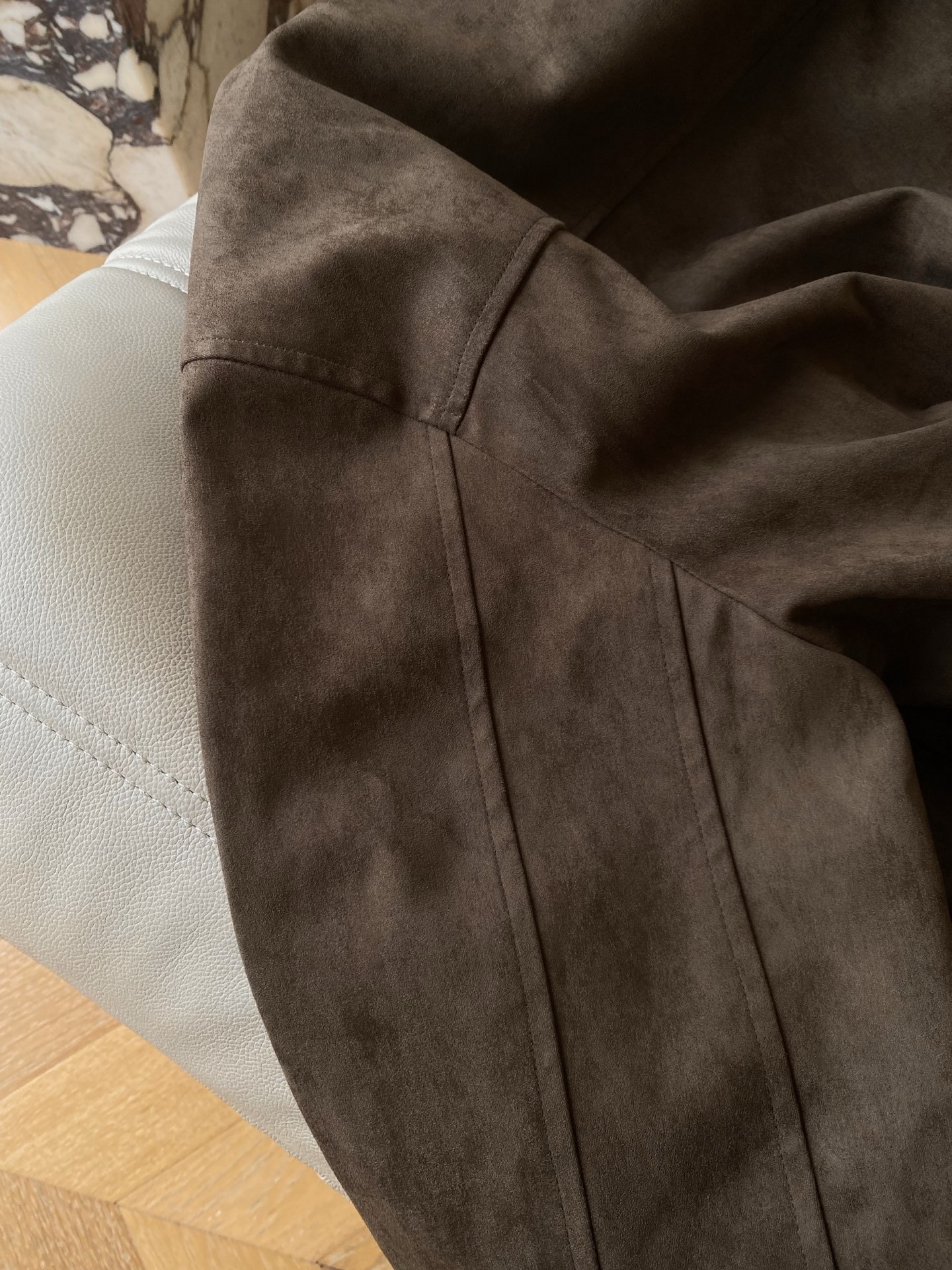 25。F秋冬 风衣款麂皮绒收腰外套 麂皮绒材质非常柔软 版型为可翻领立领两种穿法 复古风衣宽松版上身格调