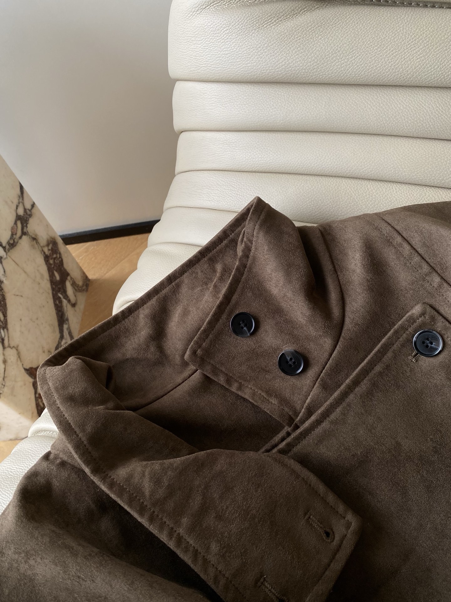 25。F秋冬 风衣款麂皮绒收腰外套 麂皮绒材质非常柔软 版型为可翻领立领两种穿法 复古风衣宽松版上身格调