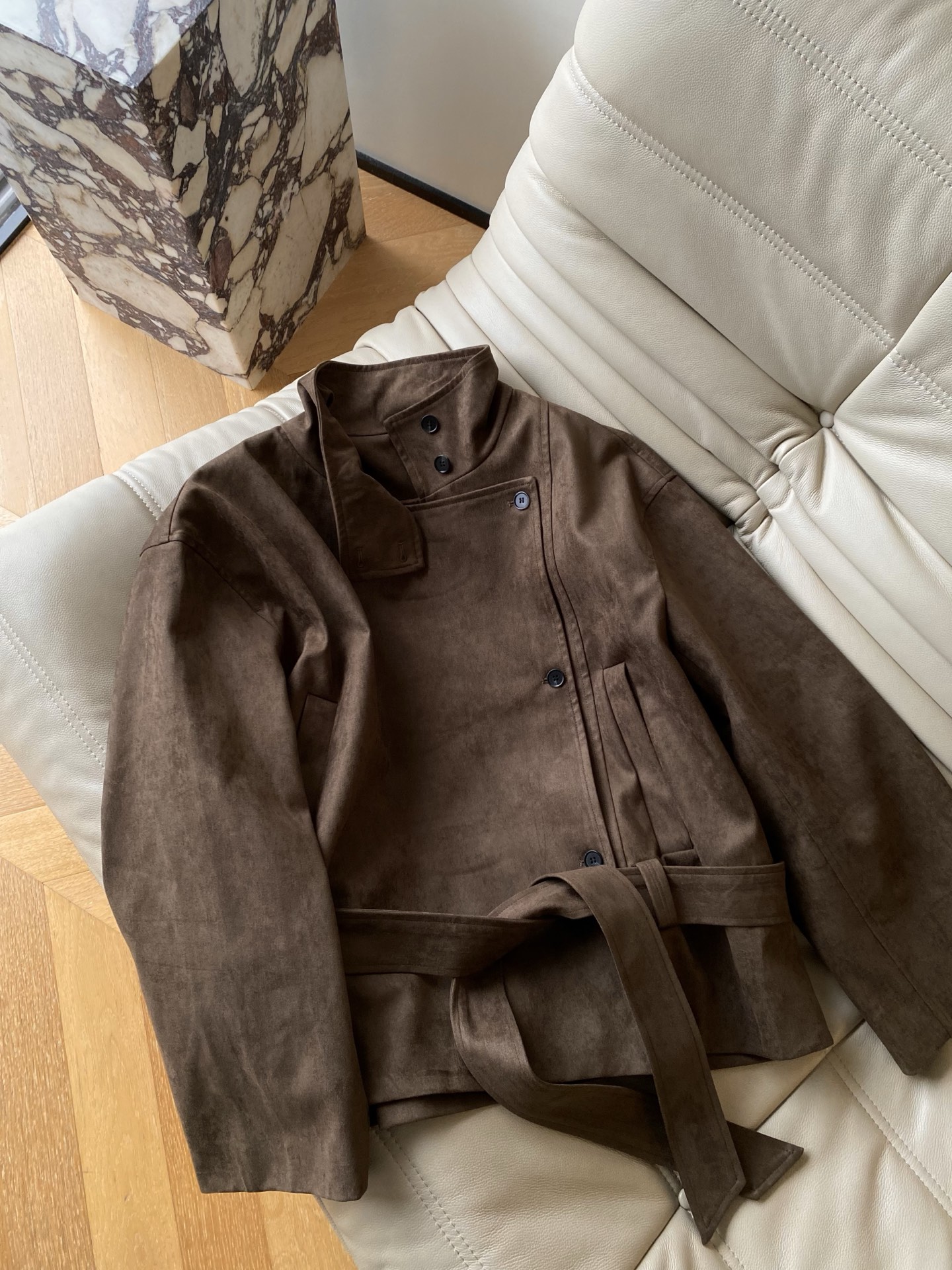 25。F秋冬 风衣款麂皮绒收腰外套 麂皮绒材质非常柔软 版型为可翻领立领两种穿法 复古风衣宽松版上身格调