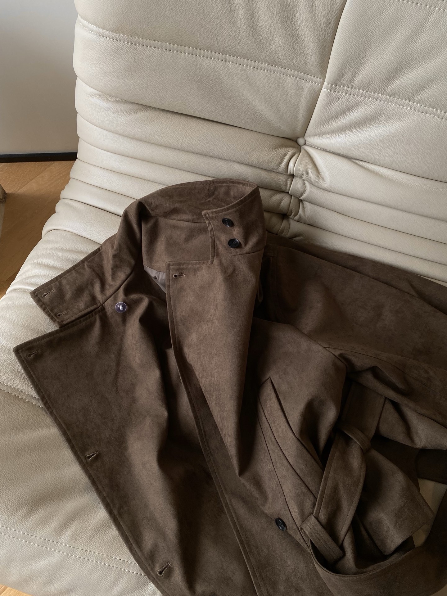 25。F秋冬 风衣款麂皮绒收腰外套 麂皮绒材质非常柔软 版型为可翻领立领两种穿法 复古风衣宽松版上身格调