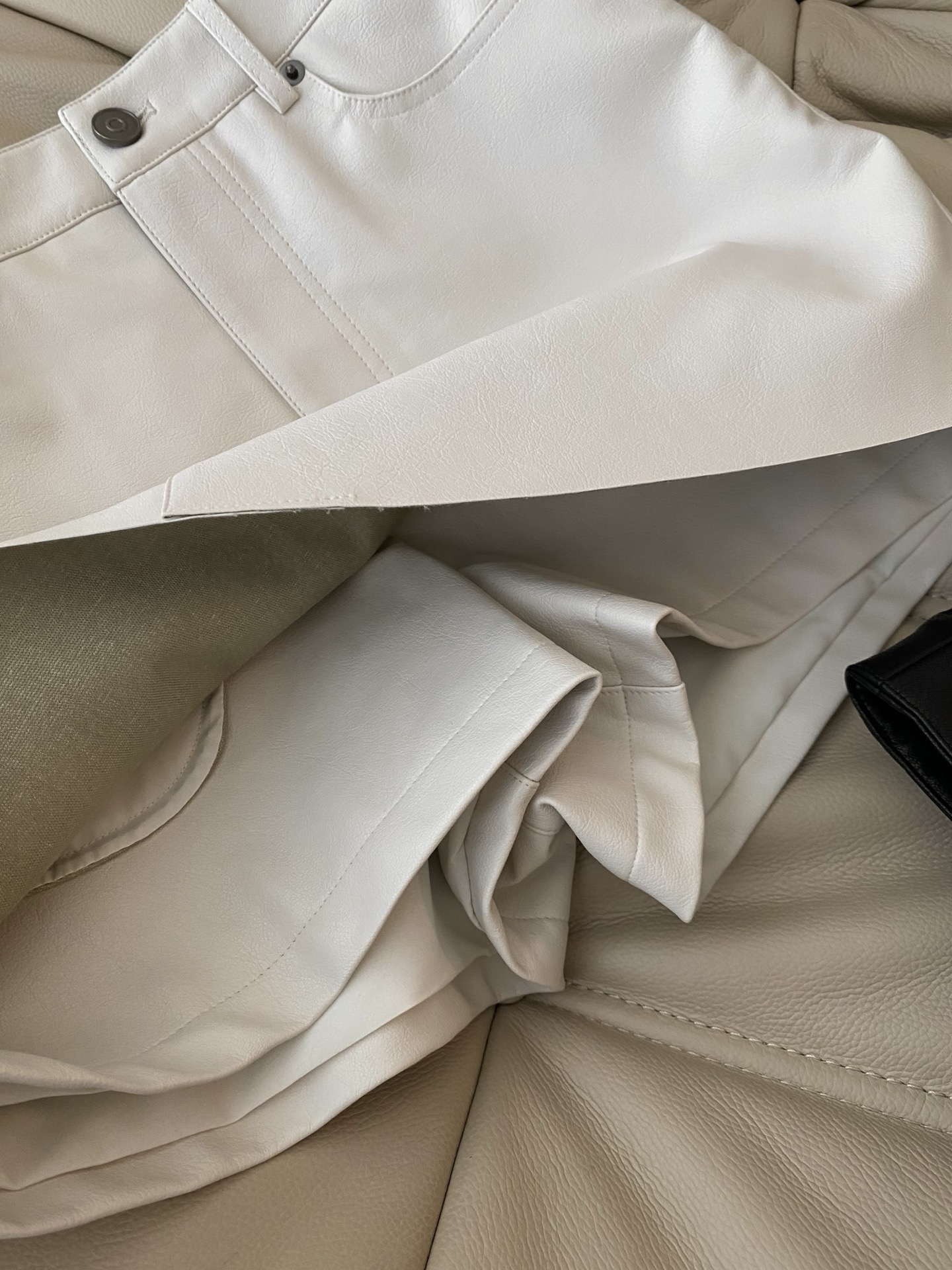 25。F秋冬 采用高质量环保皮裤裙 小P摆版型 假两件式前裙子后裤子造型感 怎么搭配都有范 彰显年轻活力