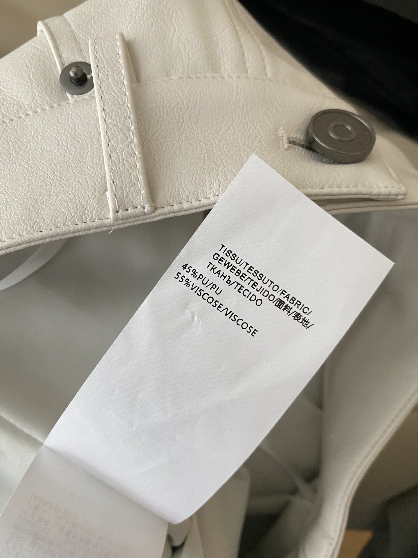 25。F秋冬 采用高质量环保皮裤裙 小P摆版型 假两件式前裙子后裤子造型感 怎么搭配都有范 彰显年轻活力