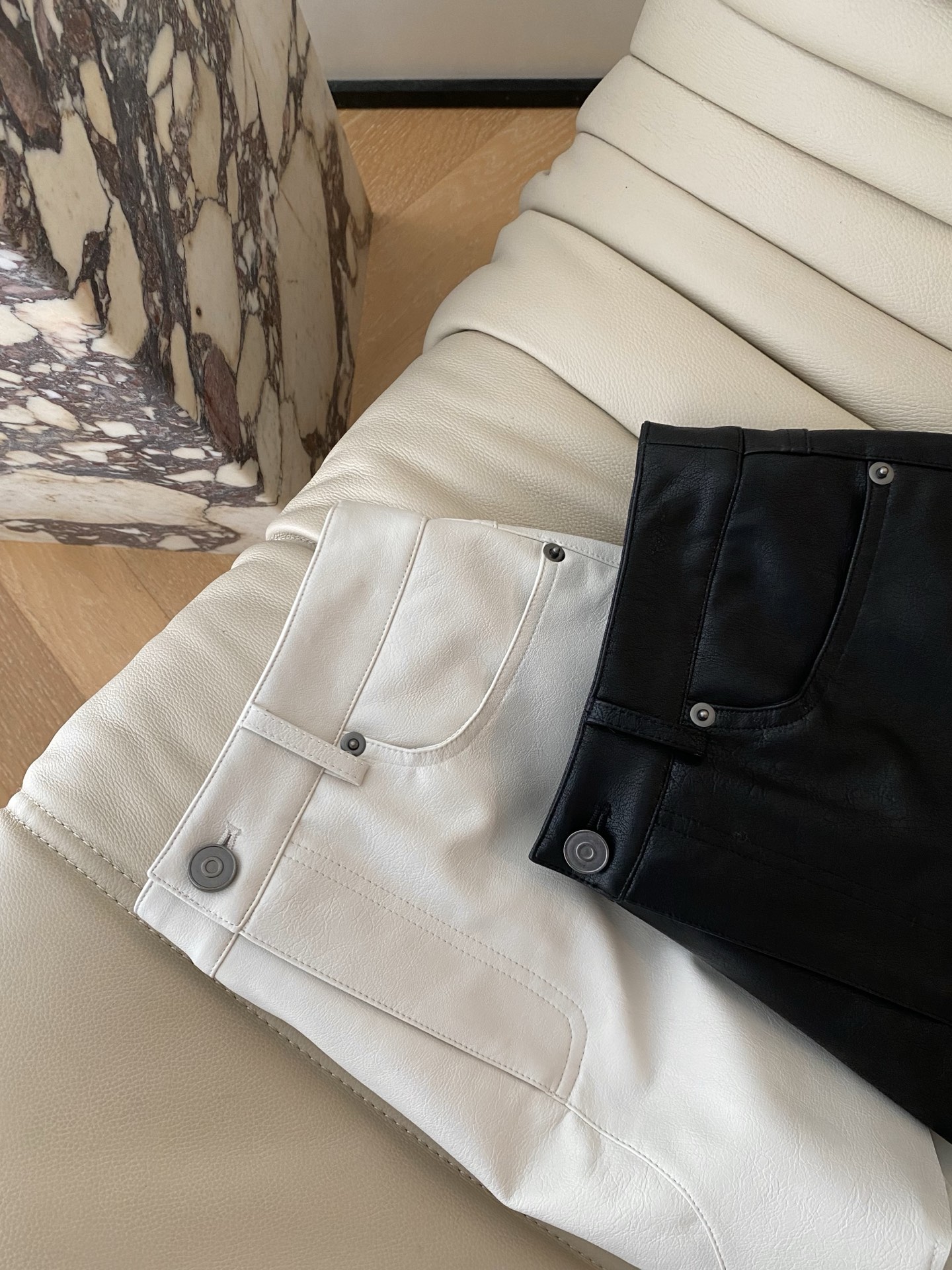 25。F秋冬 采用高质量环保皮裤裙 小P摆版型 假两件式前裙子后裤子造型感 怎么搭配都有范 彰显年轻活力