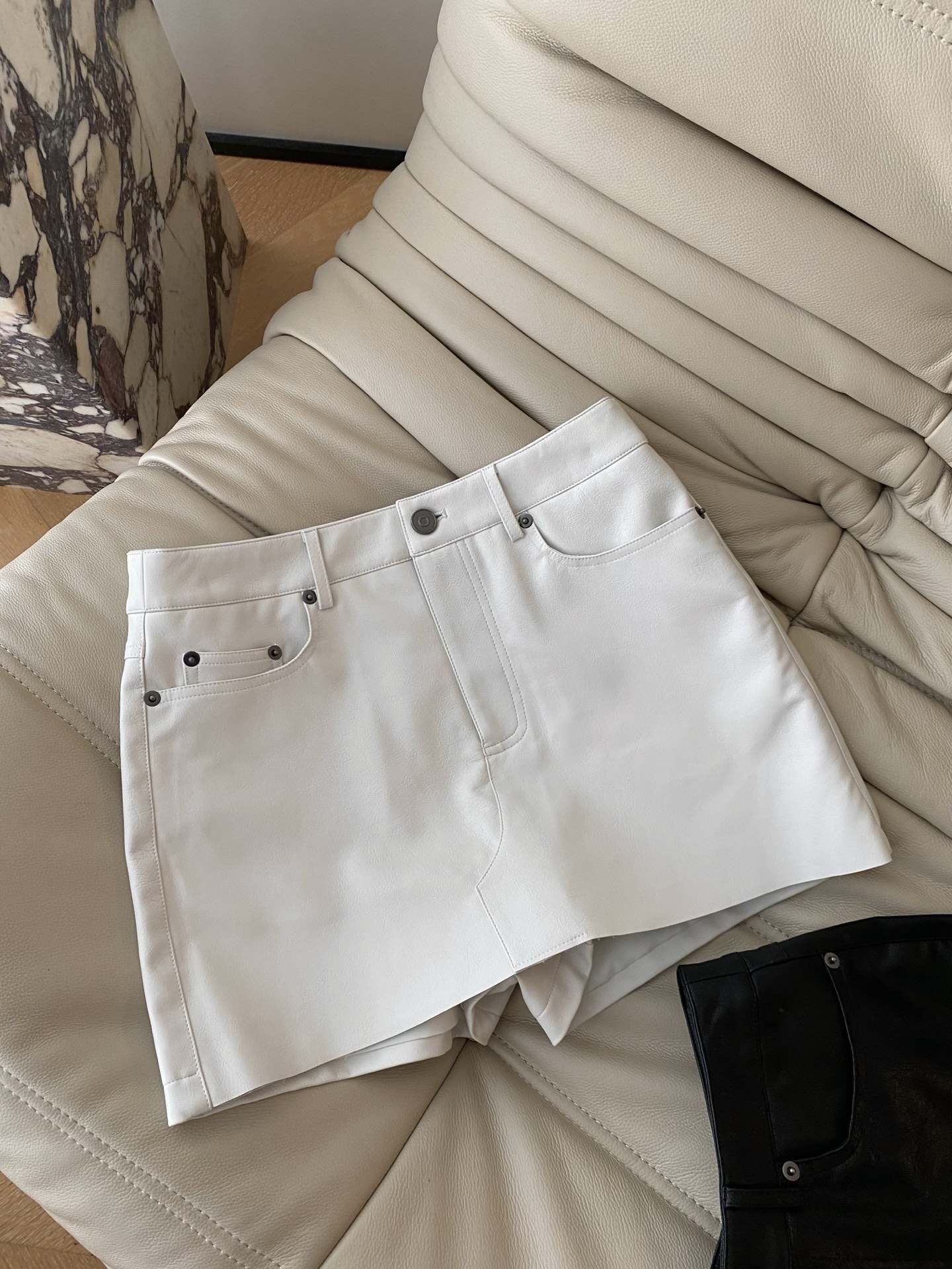 25。F秋冬 采用高质量环保皮裤裙 小P摆版型 假两件式前裙子后裤子造型感 怎么搭配都有范 彰显年轻活力