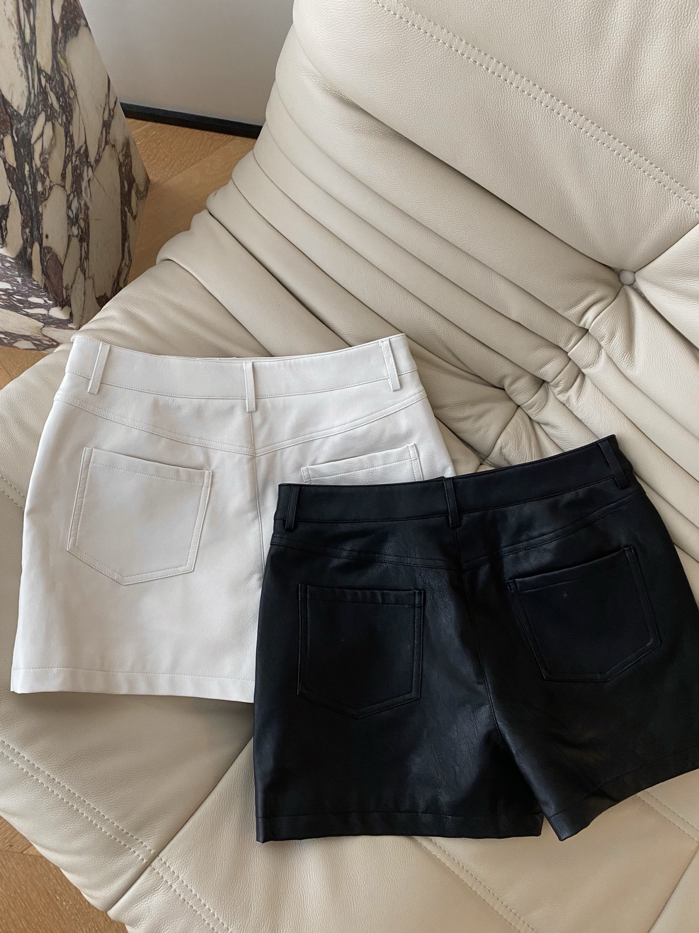 25。F秋冬 采用高质量环保皮裤裙 小P摆版型 假两件式前裙子后裤子造型感 怎么搭配都有范 彰显年轻活力