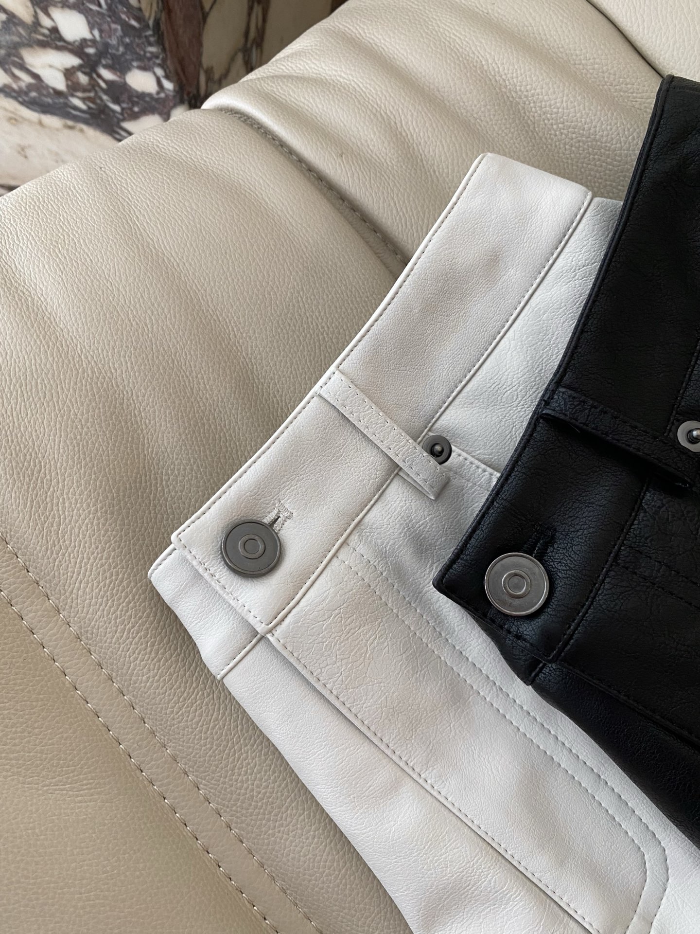 25。F秋冬 采用高质量环保皮裤裙 小P摆版型 假两件式前裙子后裤子造型感 怎么搭配都有范 彰显年轻活力