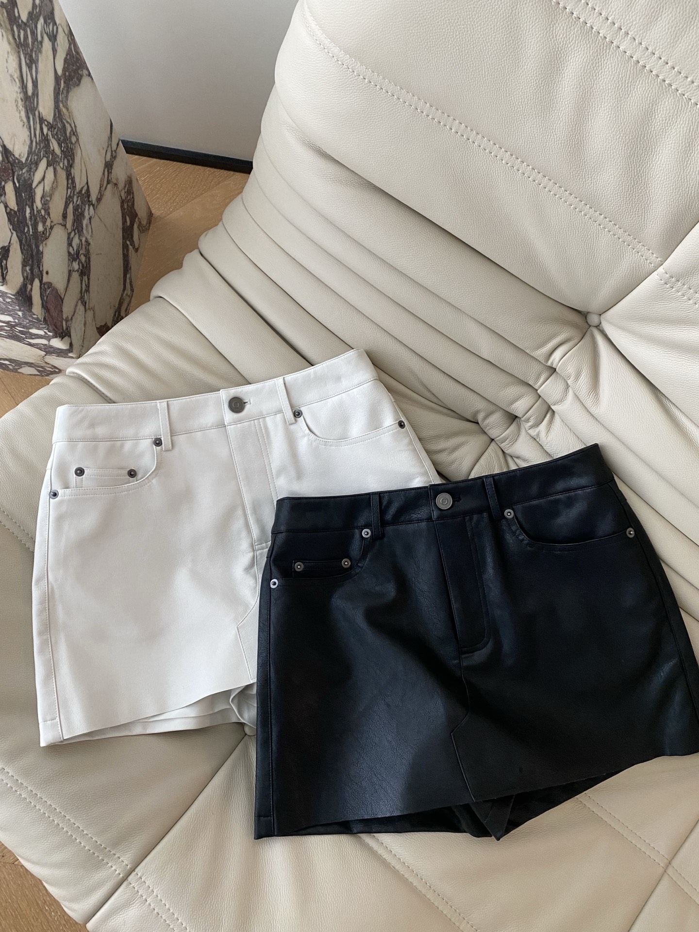 25。F秋冬 采用高质量环保皮裤裙 小P摆版型 假两件式前裙子后裤子造型感 怎么搭配都有范 彰显年轻活力