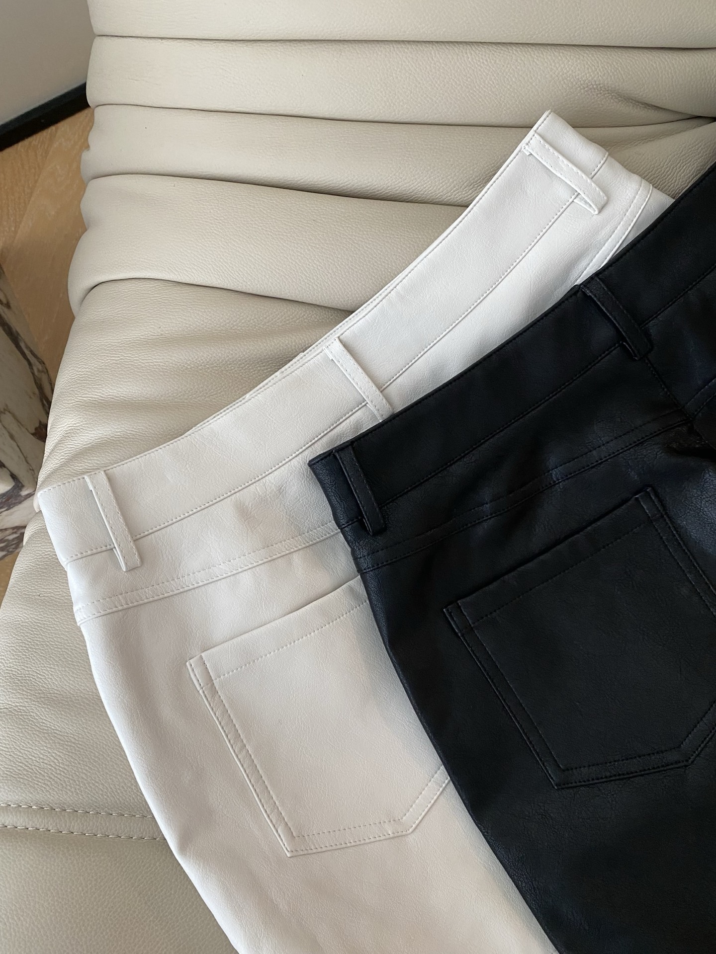 25。F秋冬 采用高质量环保皮裤裙 小P摆版型 假两件式前裙子后裤子造型感 怎么搭配都有范 彰显年轻活力