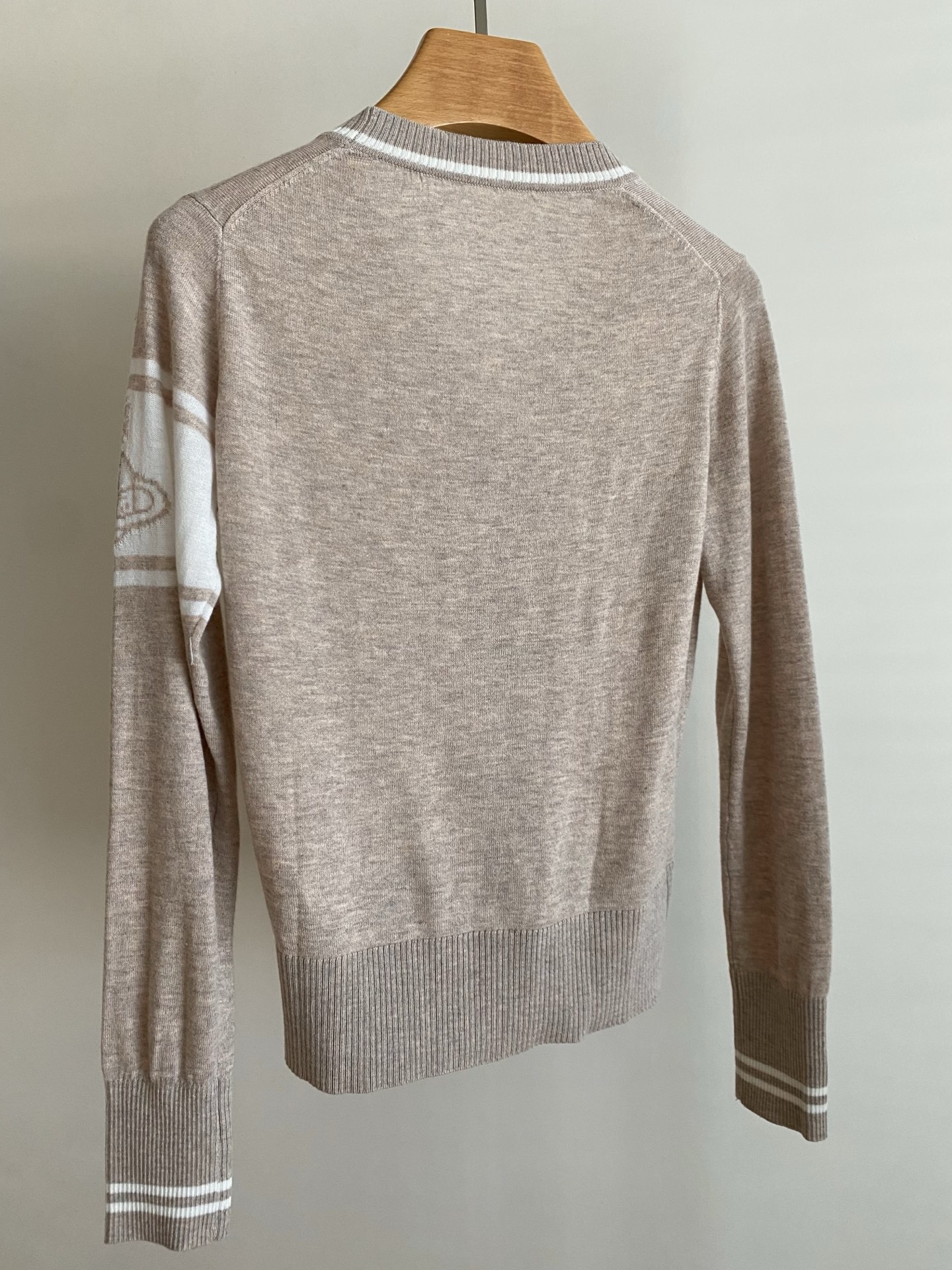 25。F秋冬 土星V领开衫 料子采用羊毛慵懒合身舒适结合开衫版型 温柔随性并具 V领开襟排扣打造极简高及