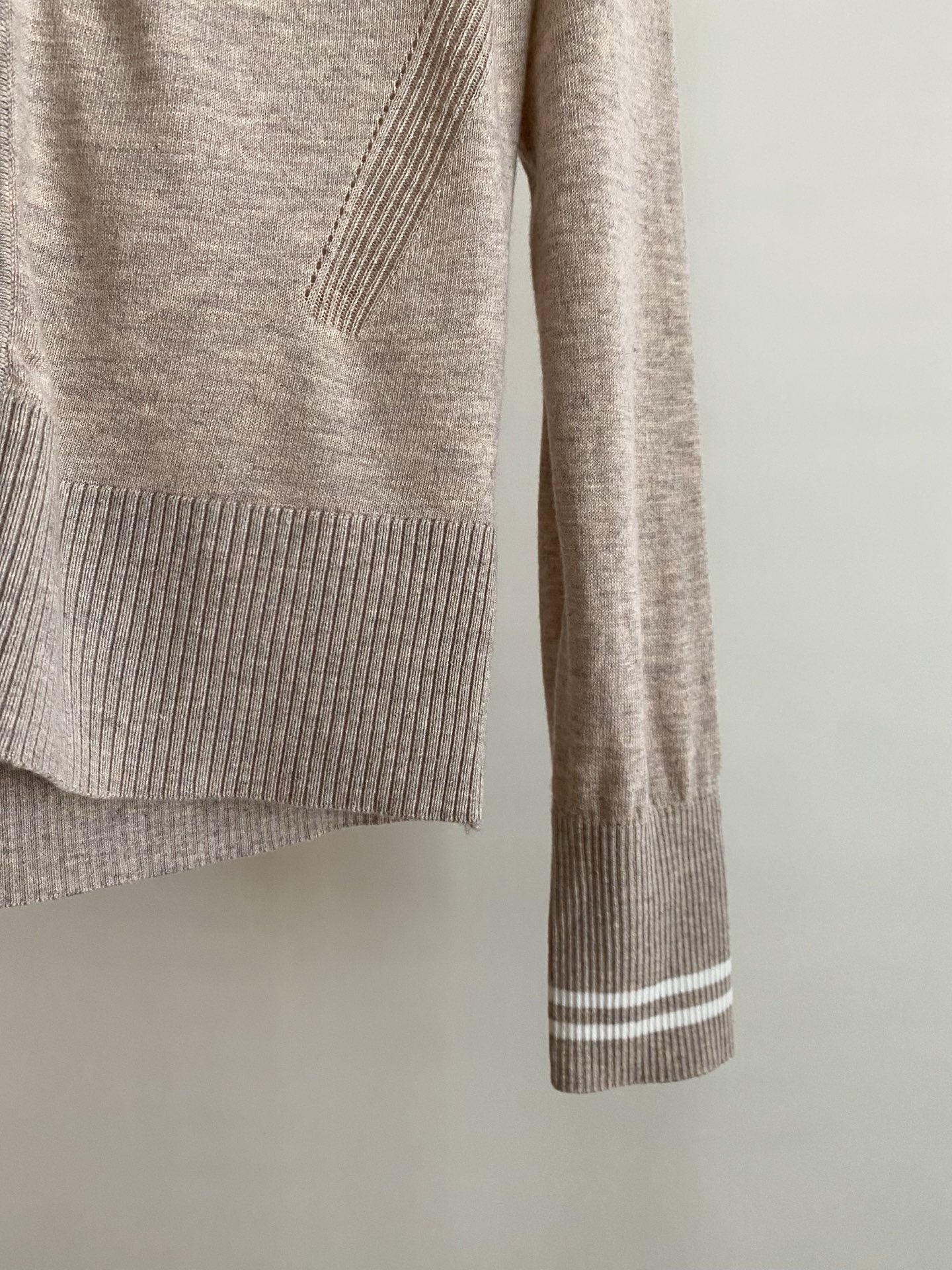 25。F秋冬 土星V领开衫 料子采用羊毛慵懒合身舒适结合开衫版型 温柔随性并具 V领开襟排扣打造极简高及