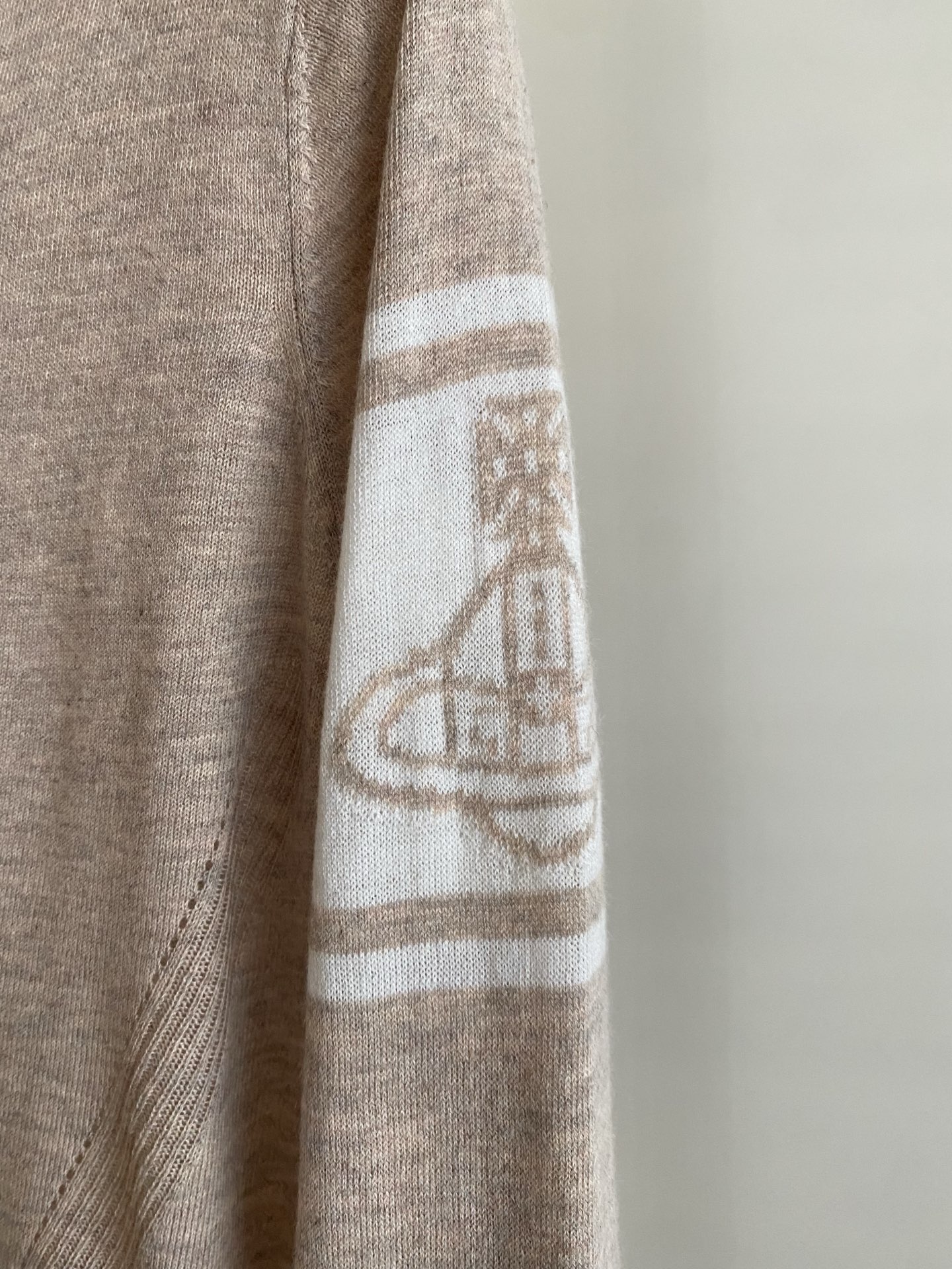 25。F秋冬 土星V领开衫 料子采用羊毛慵懒合身舒适结合开衫版型 温柔随性并具 V领开襟排扣打造极简高及