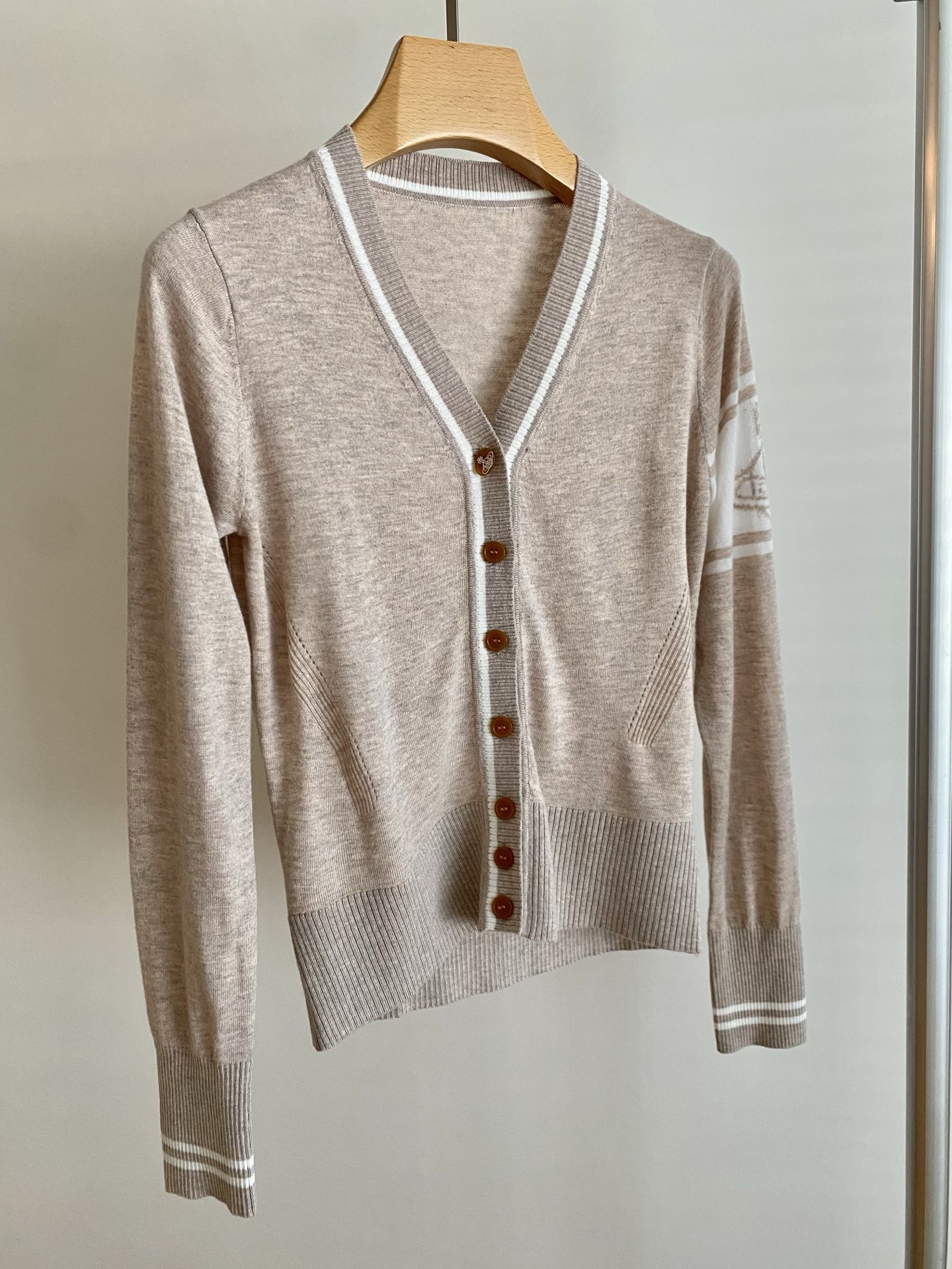 25。F秋冬 土星V领开衫 料子采用羊毛慵懒合身舒适结合开衫版型 温柔随性并具 V领开襟排扣打造极简高及