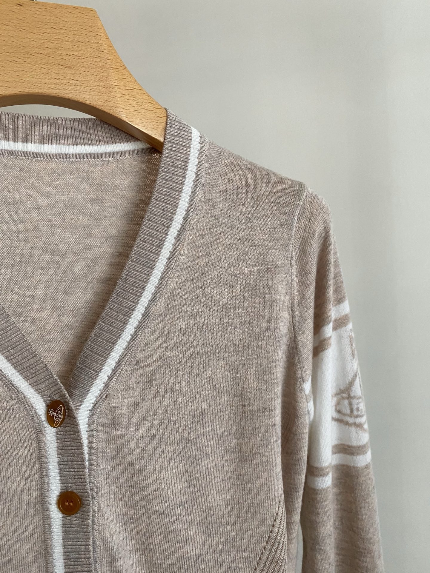 25。F秋冬 土星V领开衫 料子采用羊毛慵懒合身舒适结合开衫版型 温柔随性并具 V领开襟排扣打造极简高及