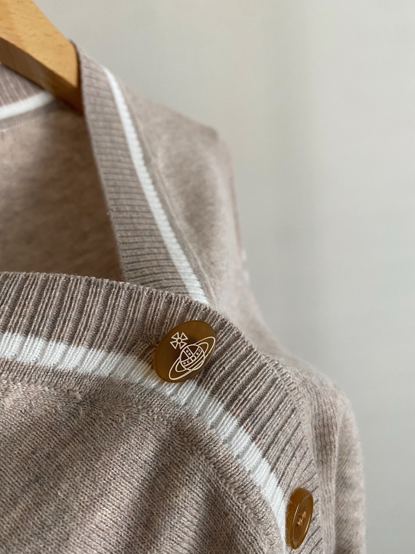 25。F秋冬 土星V领开衫 料子采用羊毛慵懒合身舒适结合开衫版型 温柔随性并具 V领开襟排扣打造极简高及