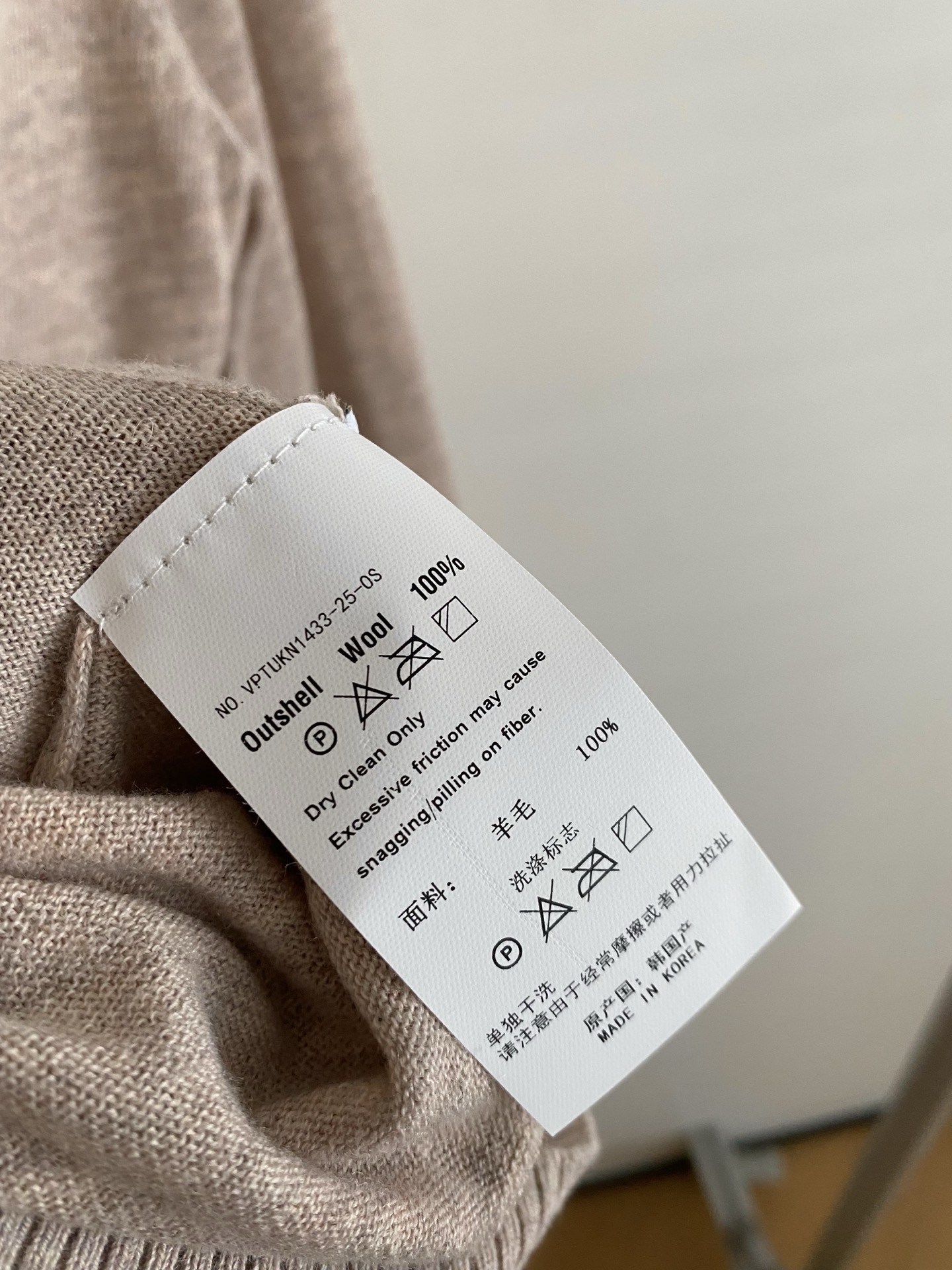 25。F秋冬 土星V领开衫 料子采用羊毛慵懒合身舒适结合开衫版型 温柔随性并具 V领开襟排扣打造极简高及