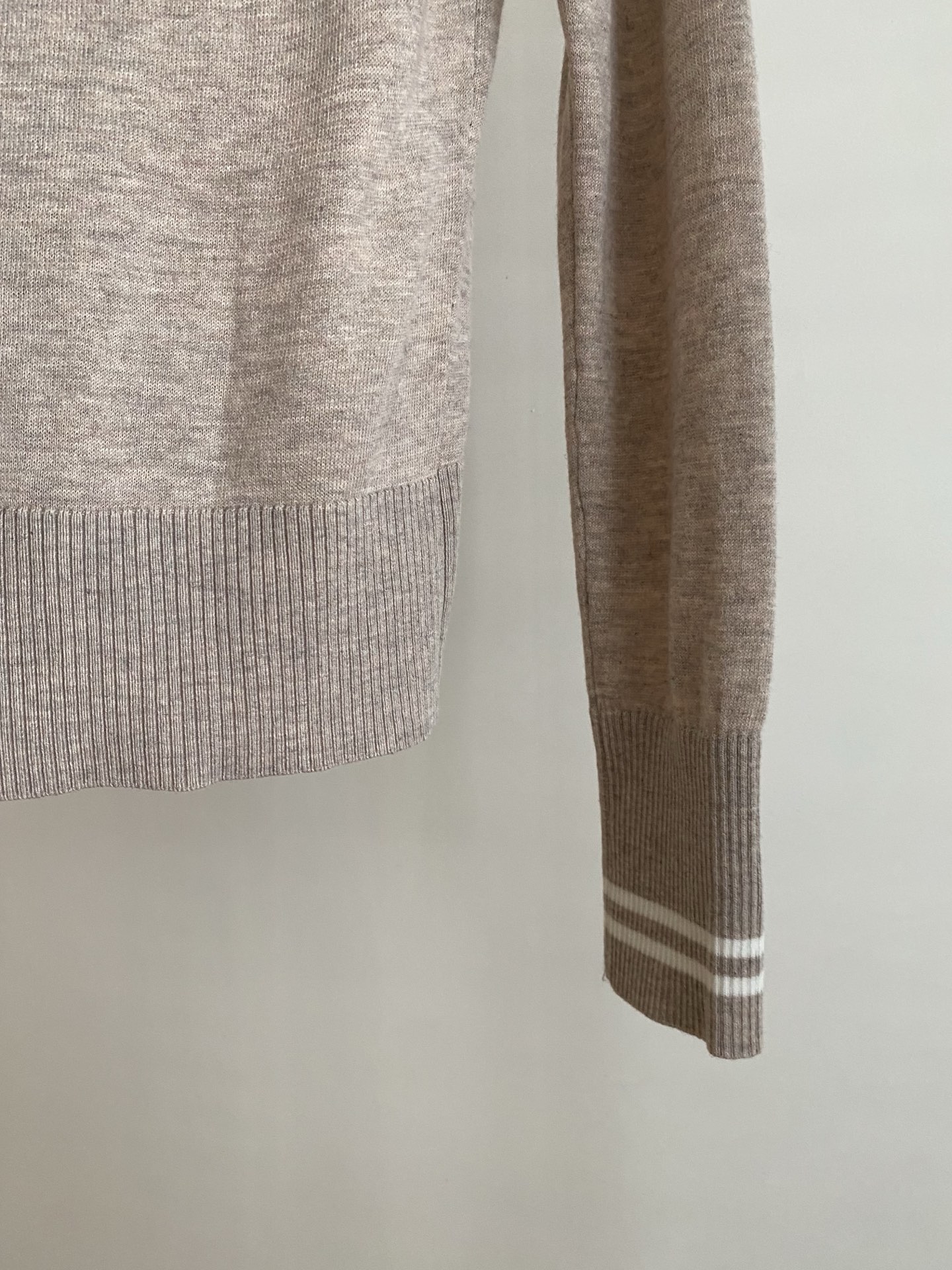 25。F秋冬 土星V领开衫 料子采用羊毛慵懒合身舒适结合开衫版型 温柔随性并具 V领开襟排扣打造极简高及