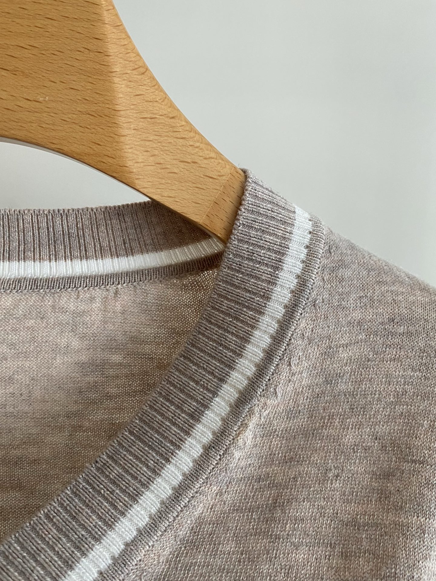 25。F秋冬 土星V领开衫 料子采用羊毛慵懒合身舒适结合开衫版型 温柔随性并具 V领开襟排扣打造极简高及