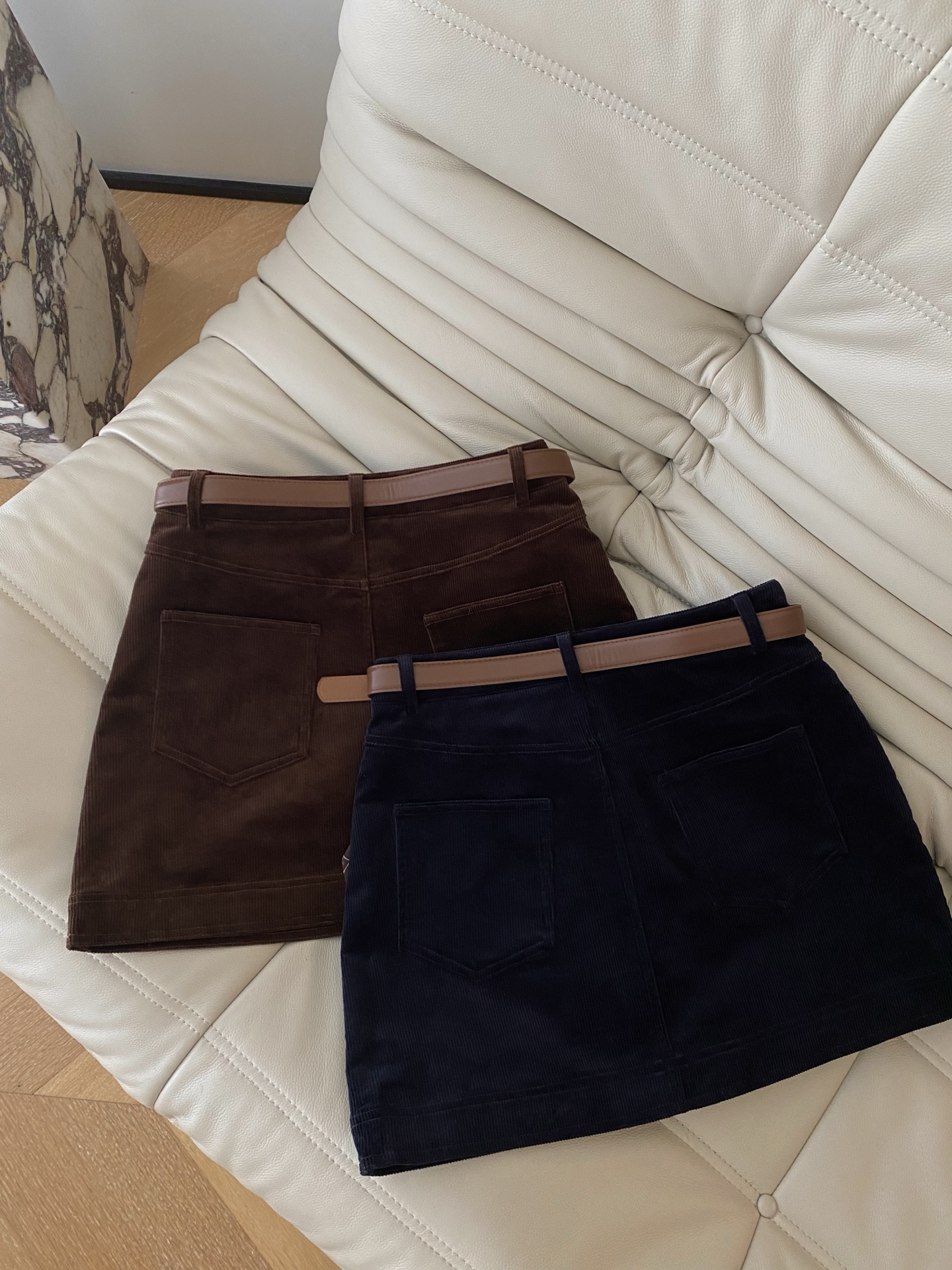 25。F秋冬 腰带配饰灯芯绒半裙 立体微A版型 大身简约干练版型 微A宽松搭配高腰 平整的高腰设计 拉长