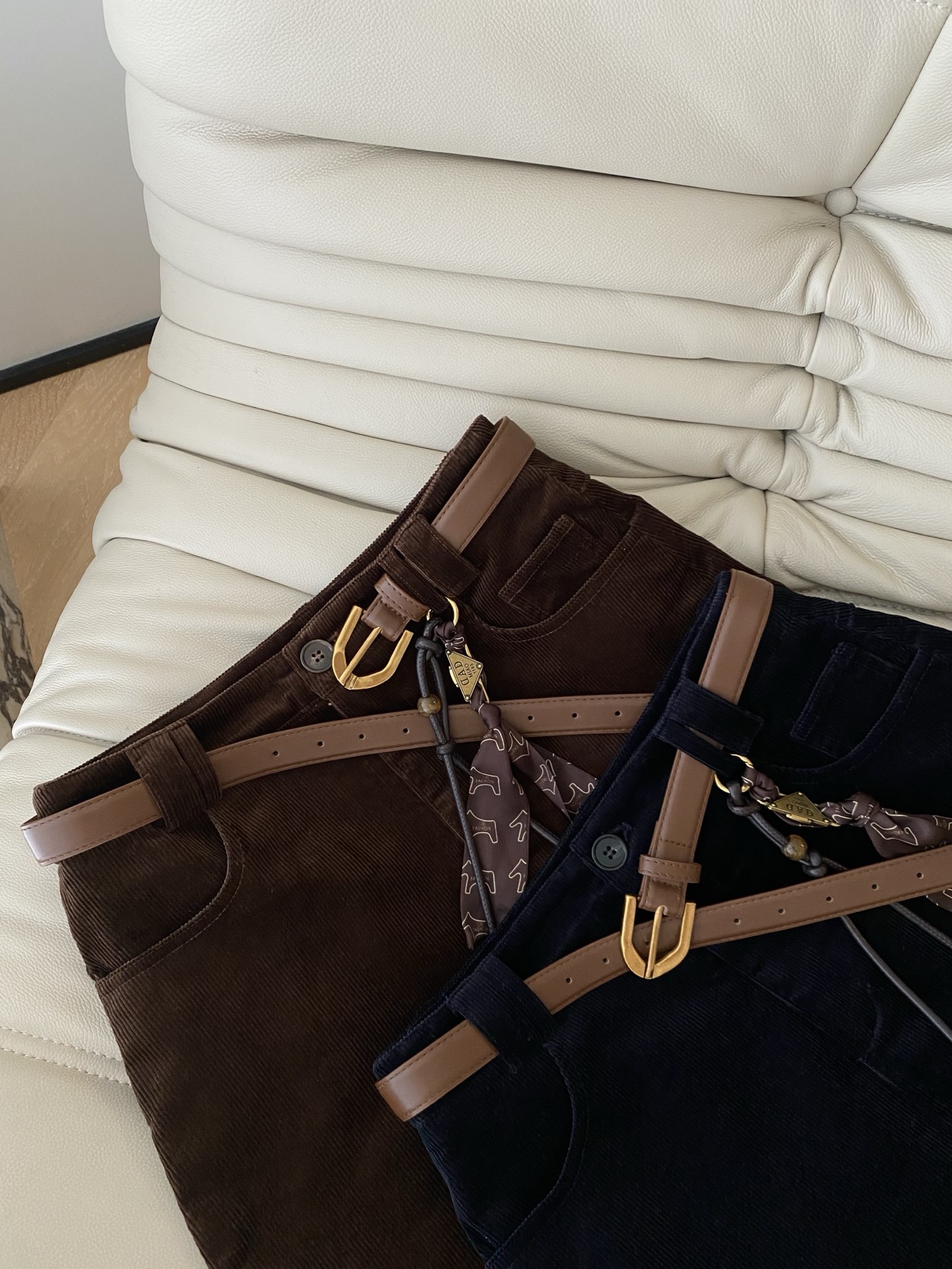 25。F秋冬 腰带配饰灯芯绒半裙 立体微A版型 大身简约干练版型 微A宽松搭配高腰 平整的高腰设计 拉长