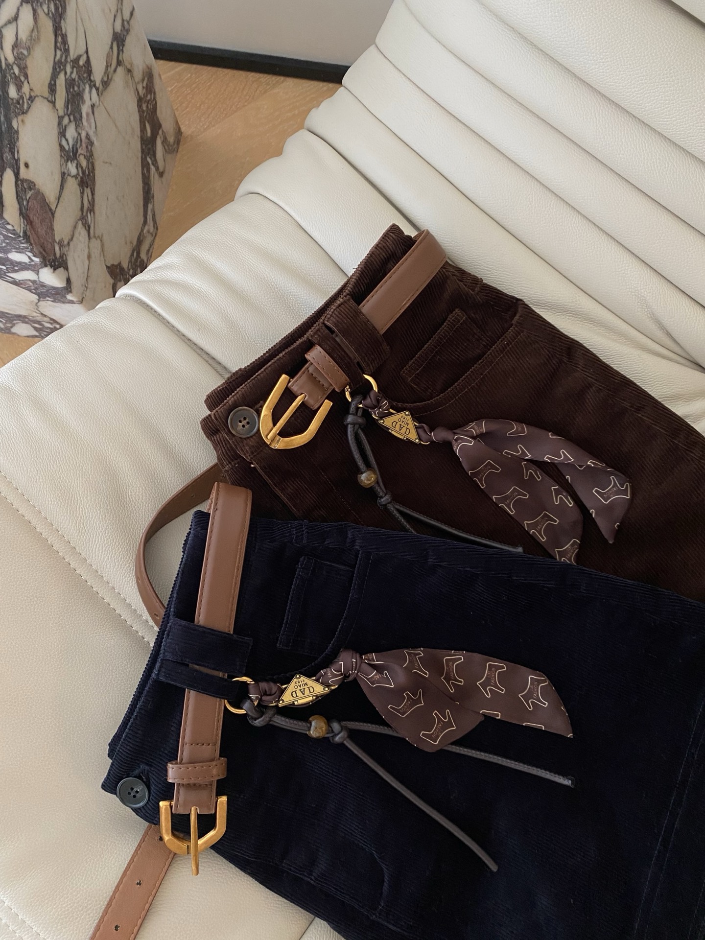 25。F秋冬 腰带配饰灯芯绒半裙 立体微A版型 大身简约干练版型 微A宽松搭配高腰 平整的高腰设计 拉长