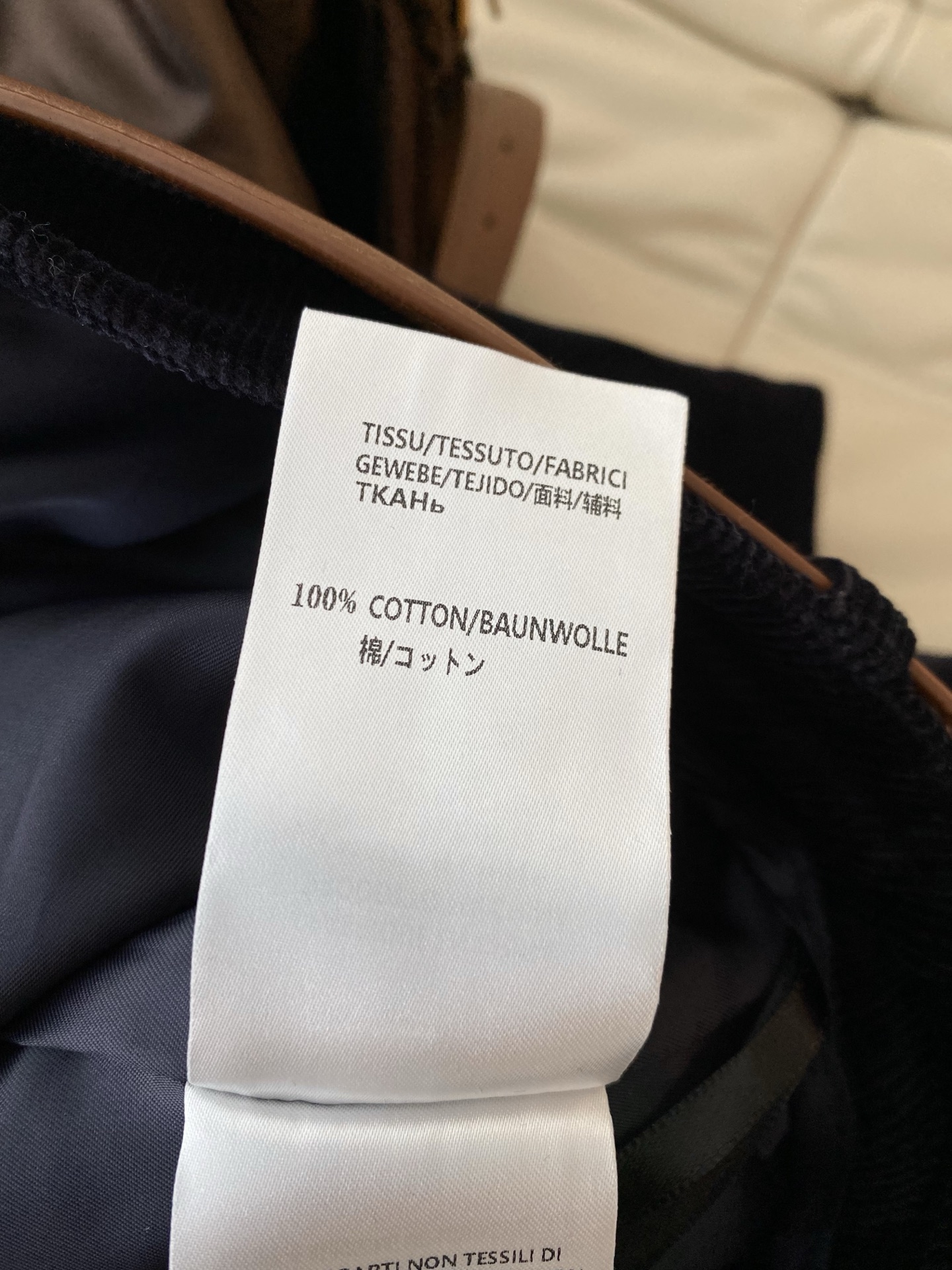 25。F秋冬 腰带配饰灯芯绒半裙 立体微A版型 大身简约干练版型 微A宽松搭配高腰 平整的高腰设计 拉长