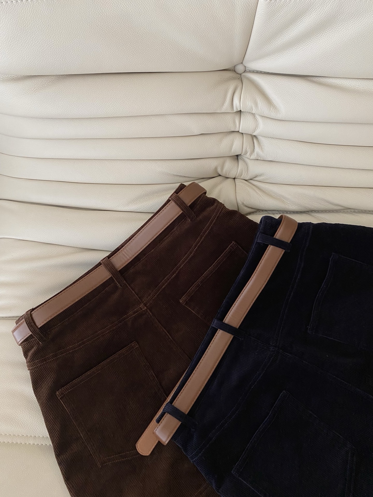 25。F秋冬 腰带配饰灯芯绒半裙 立体微A版型 大身简约干练版型 微A宽松搭配高腰 平整的高腰设计 拉长