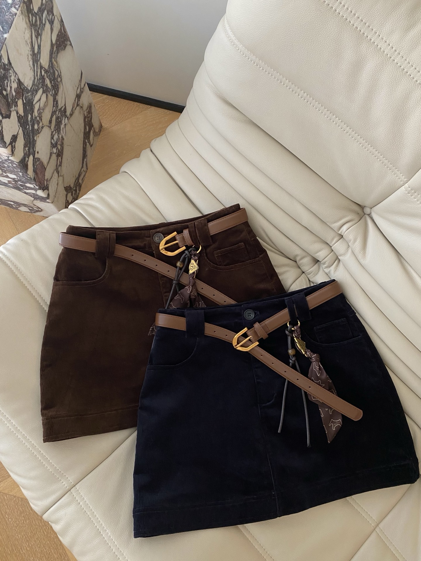 25。F秋冬 腰带配饰灯芯绒半裙 立体微A版型 大身简约干练版型 微A宽松搭配高腰 平整的高腰设计 拉长